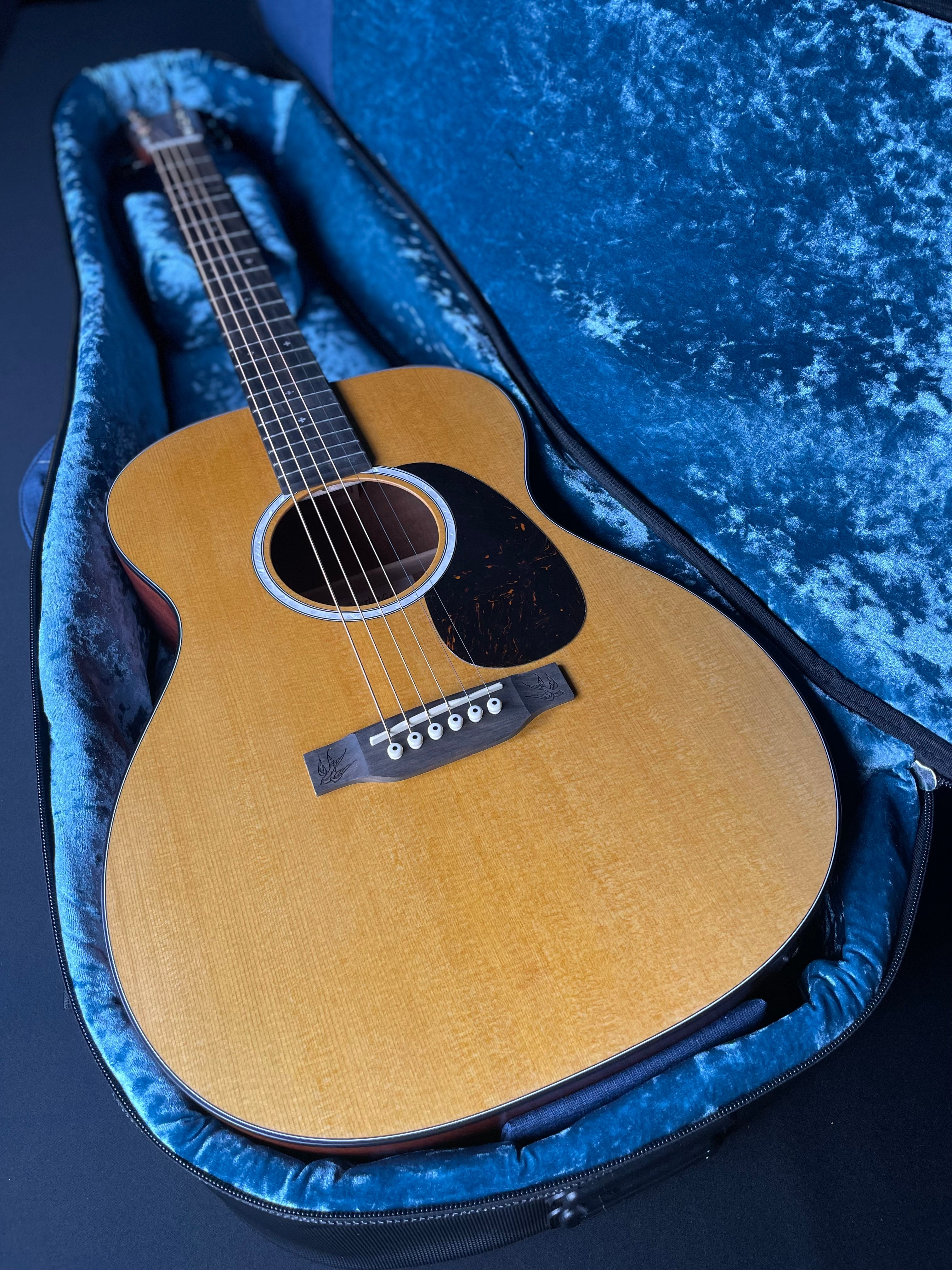 Martin 000JR-10E Shawn Mendes w/Soft Case - Natural - Metronome Music Inc.