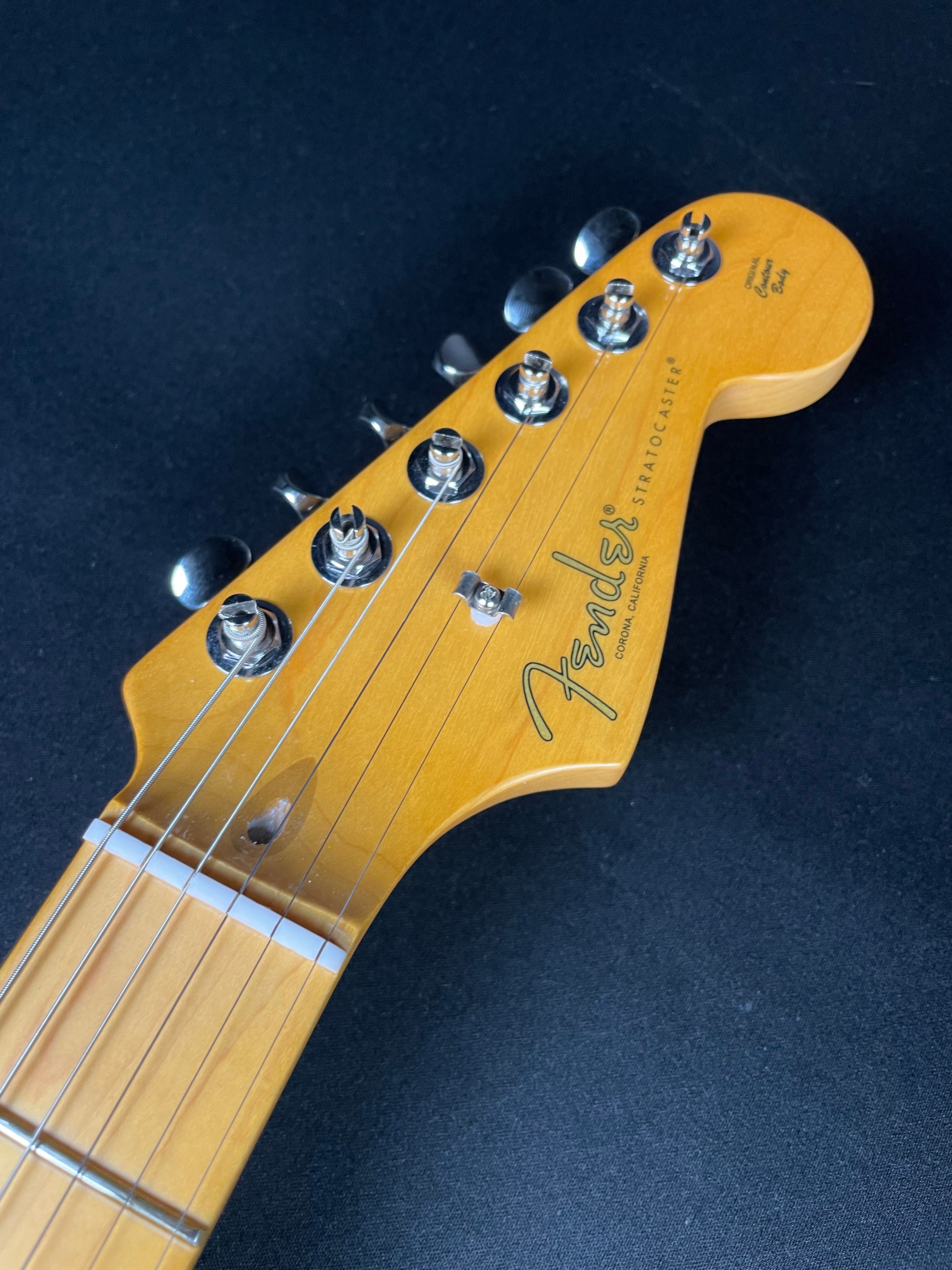 Fender American Professional Classic Stratocaster - 3-Color Sunburst - Metronome Music Inc.