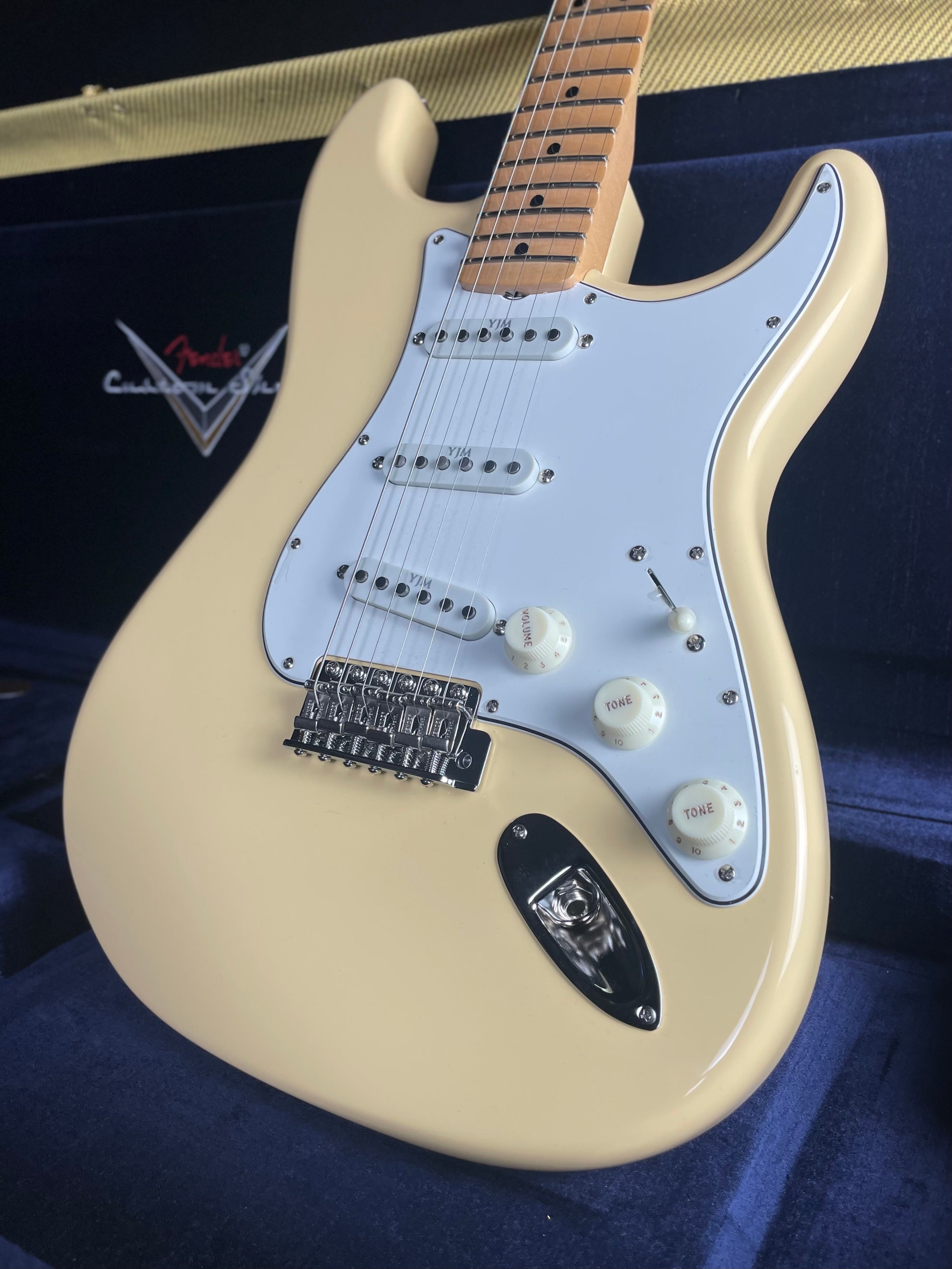 Fender Custom Shop Yngwie Malmsteen Signature, Scalloped - Vintage White - Metronome Music Inc.