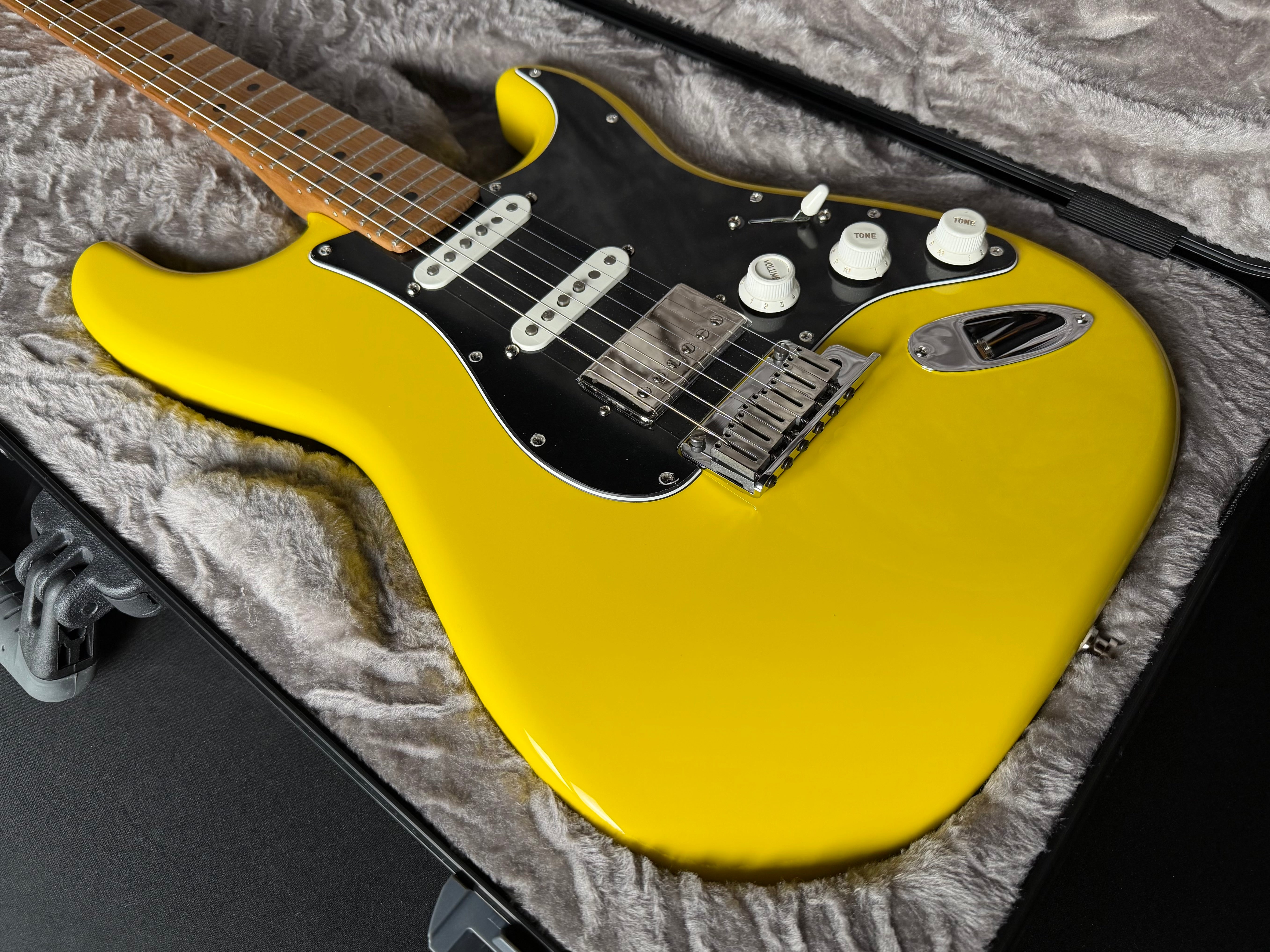 Fender Limited Edition American Ultra II Stratocaster HSS - Graffiti Yellow