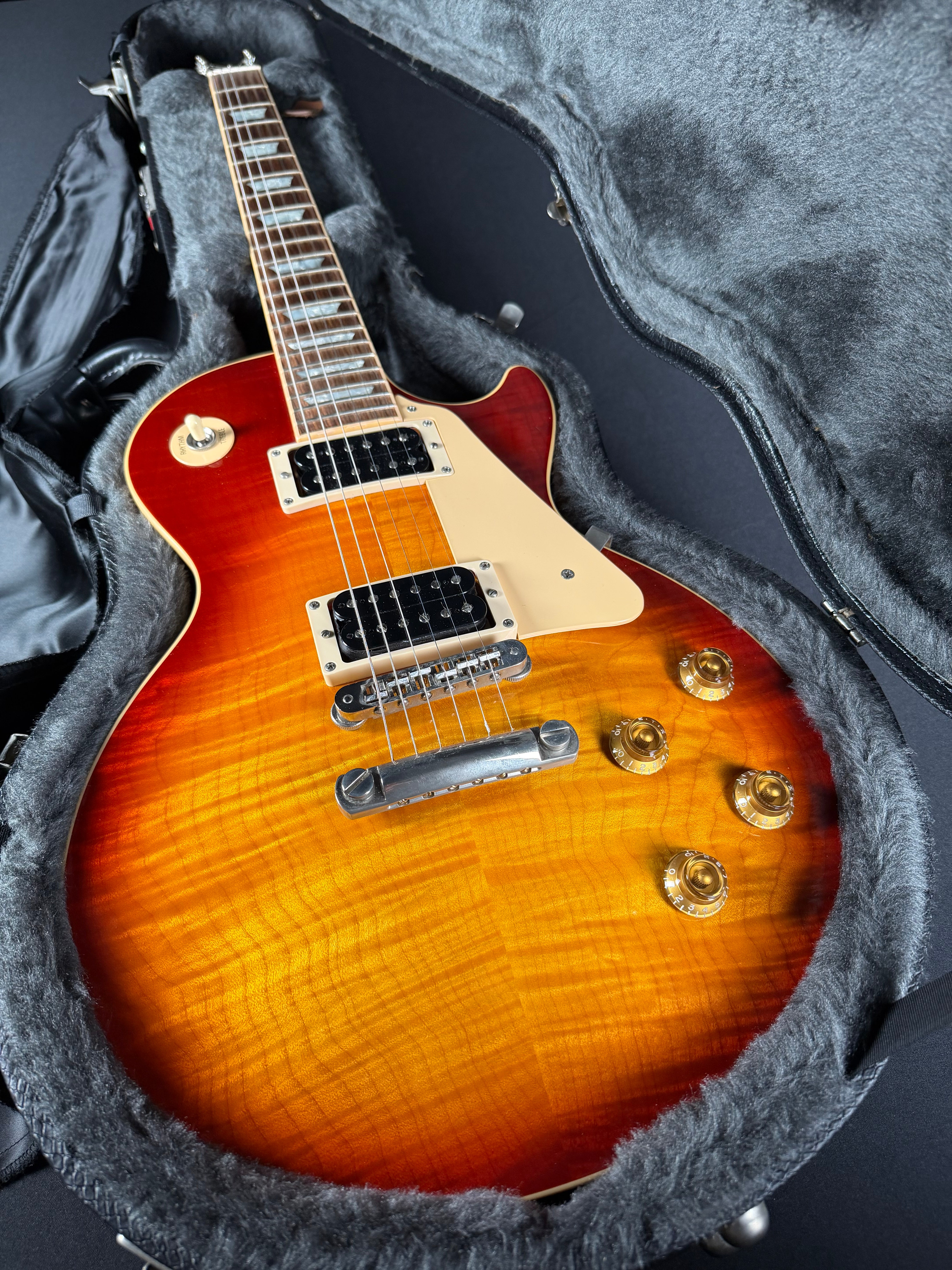 Gibson Les Paul Standard 50s w/OHSC - Heritage Cherry Sunburst (2004) - Metronome Music Inc.