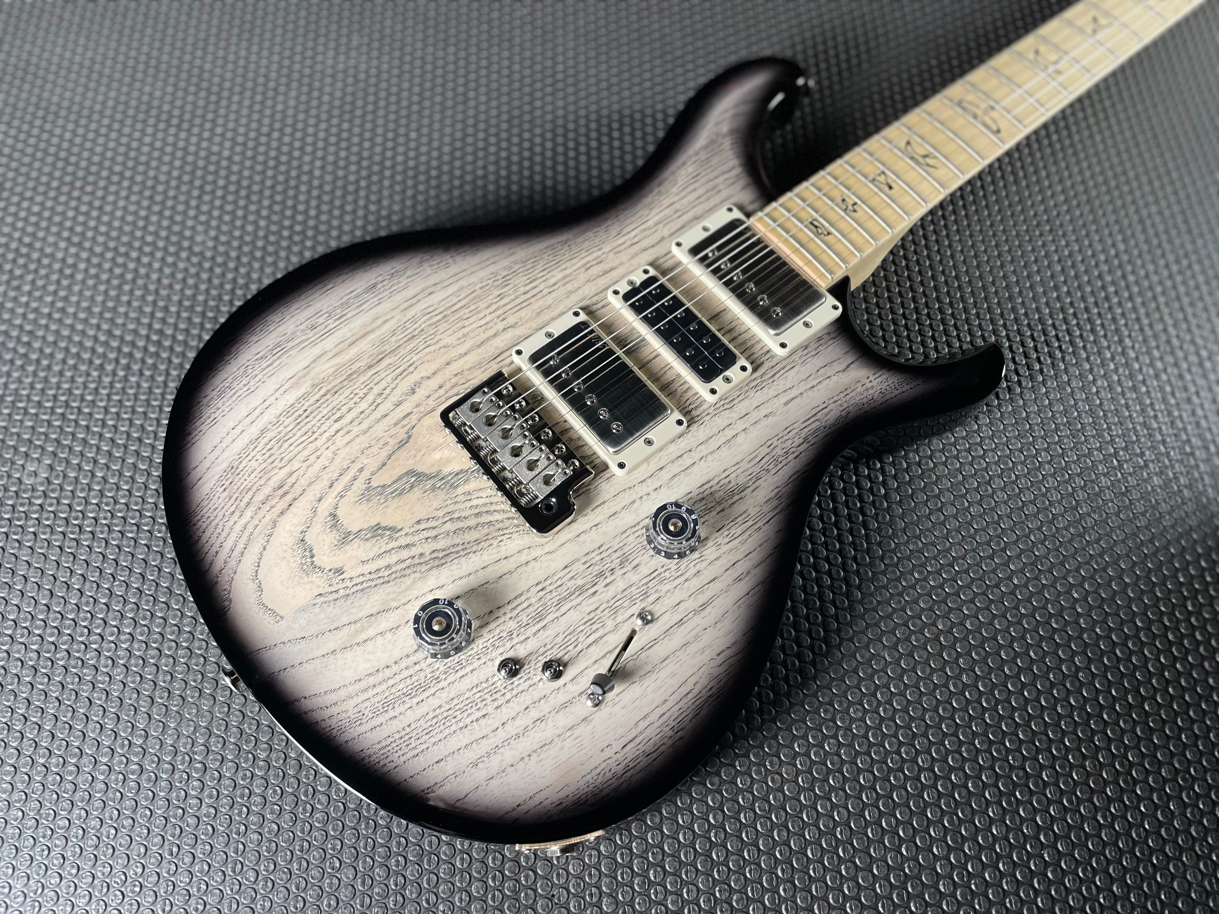 PRS Swamp Ash Special - White Doghair Smokeburst - Metronome Music Inc.