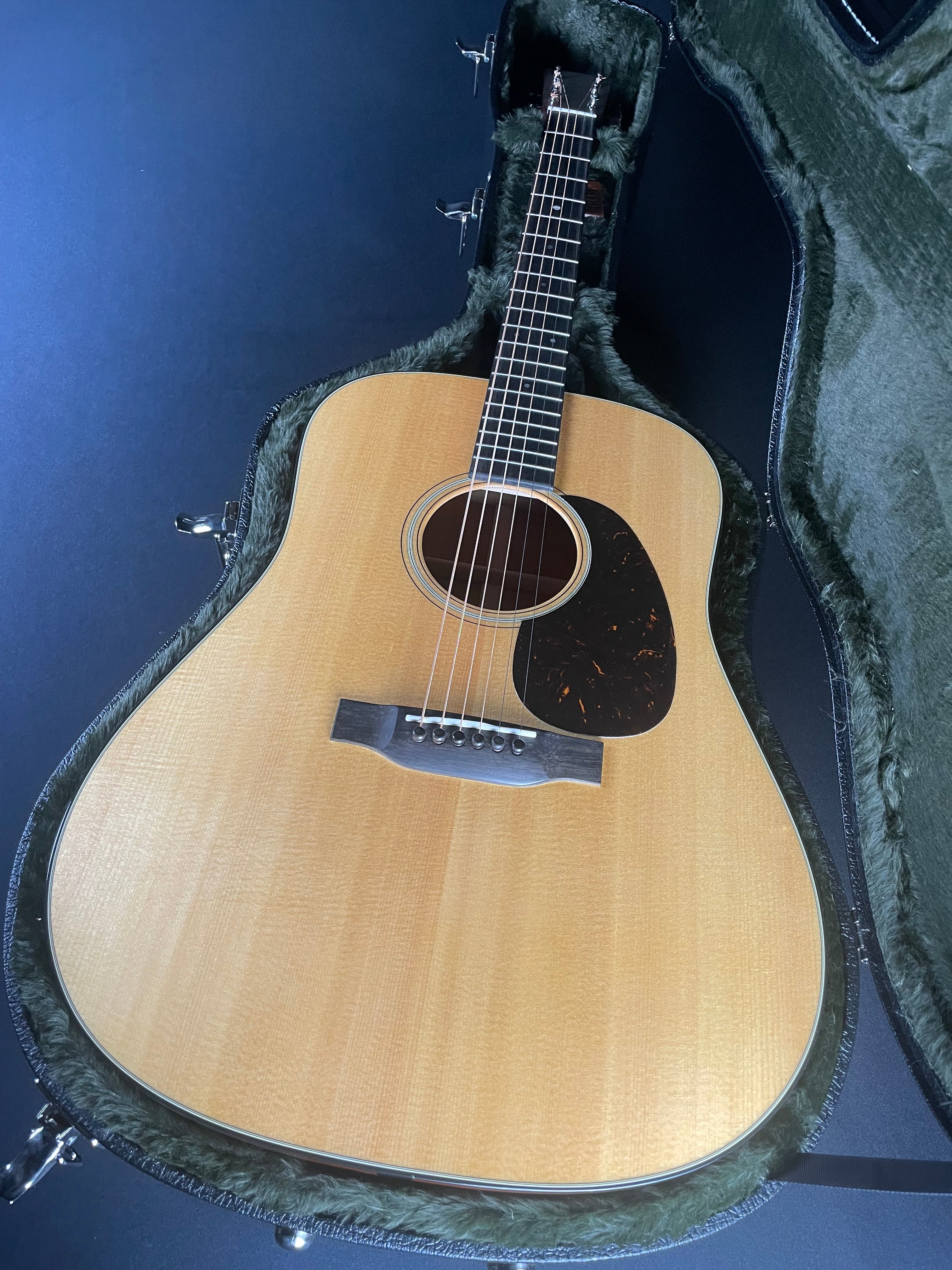 Martin D-18 Standard w/Hardshell Case - Natural (2025) - Metronome Music Inc.