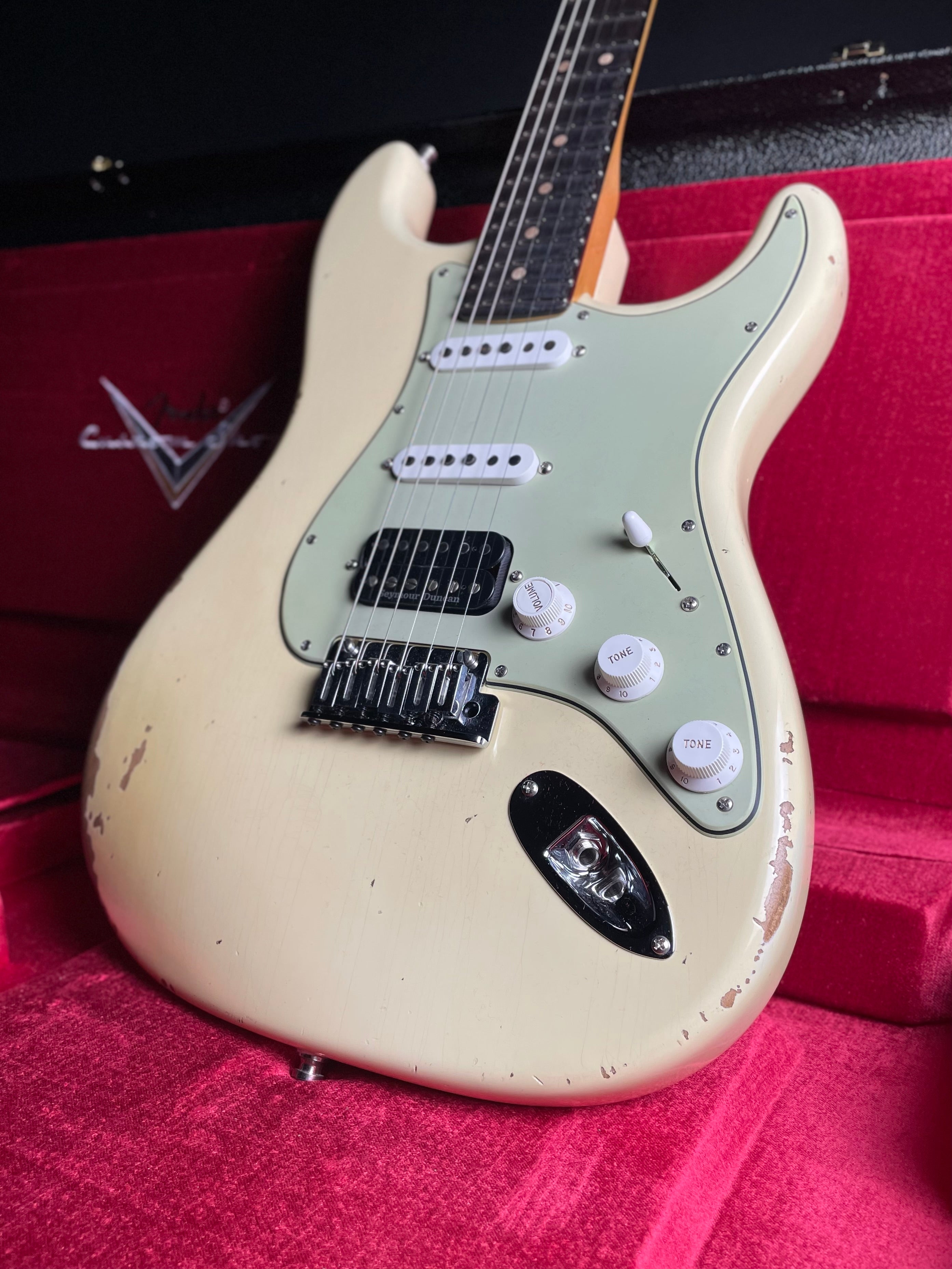 Fender Custom Shop Custom Deluxe HSS S-1 Stratocaster, Relic - Vintage White (2025) - Metronome Music Inc.
