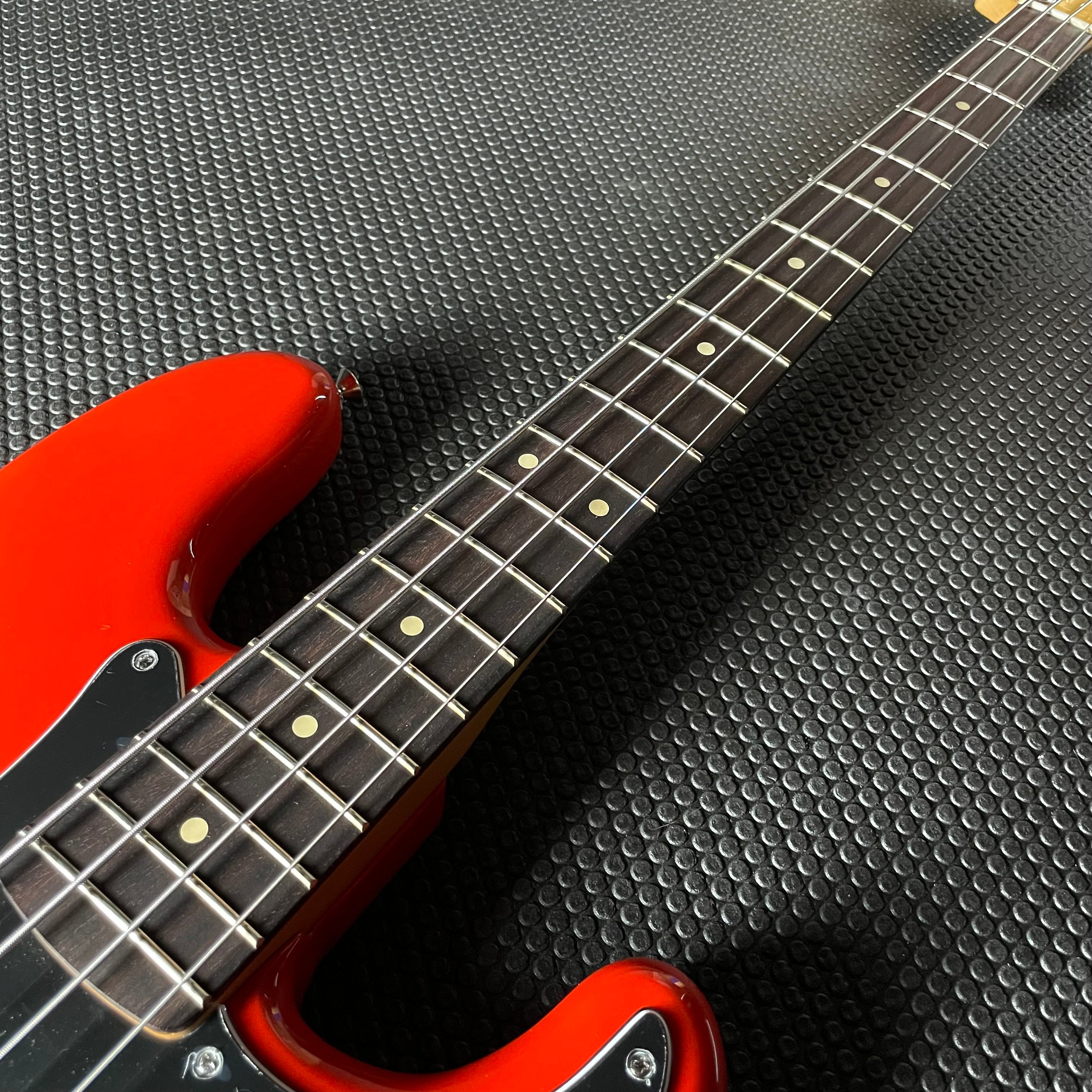 Fender Player II Precision Bass, Rosewood- Coral Red (9lbs 1oz) - Metronome Music Inc.