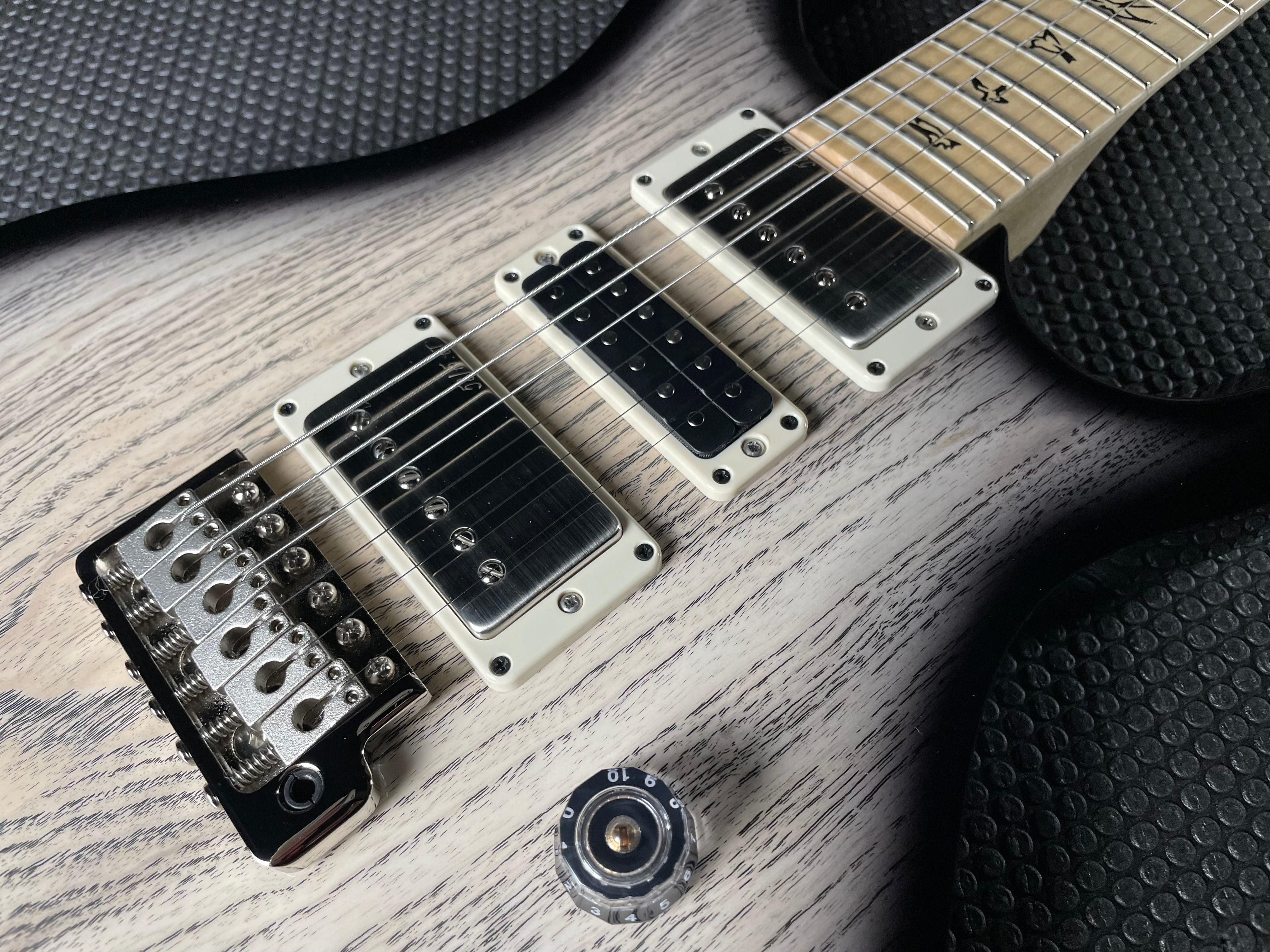 PRS Swamp Ash Special - White Doghair Smokeburst - Metronome Music Inc.