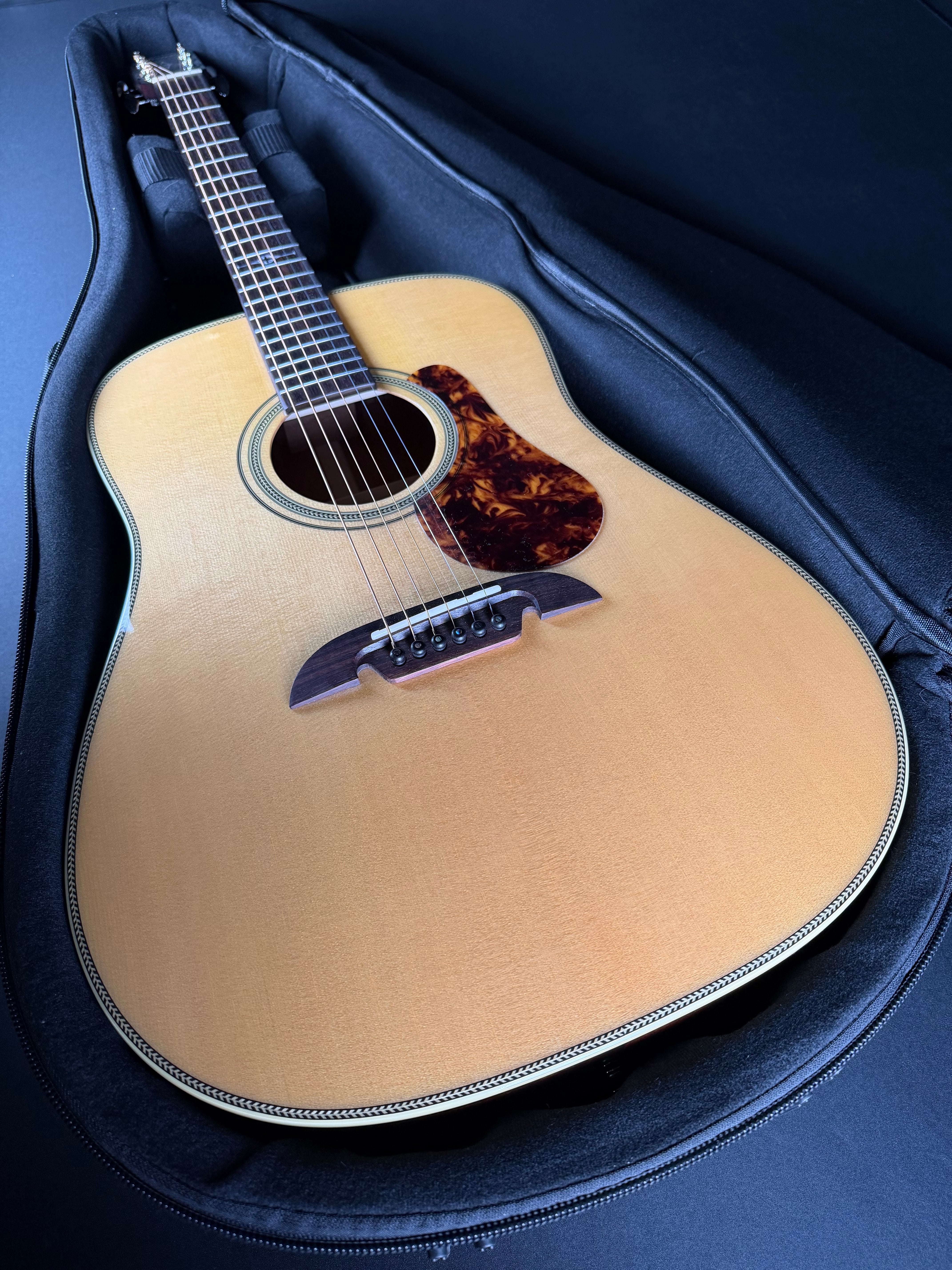 Alvarez MD60 Herringbone Masterworks w/Soft Case - Metronome Music Inc.