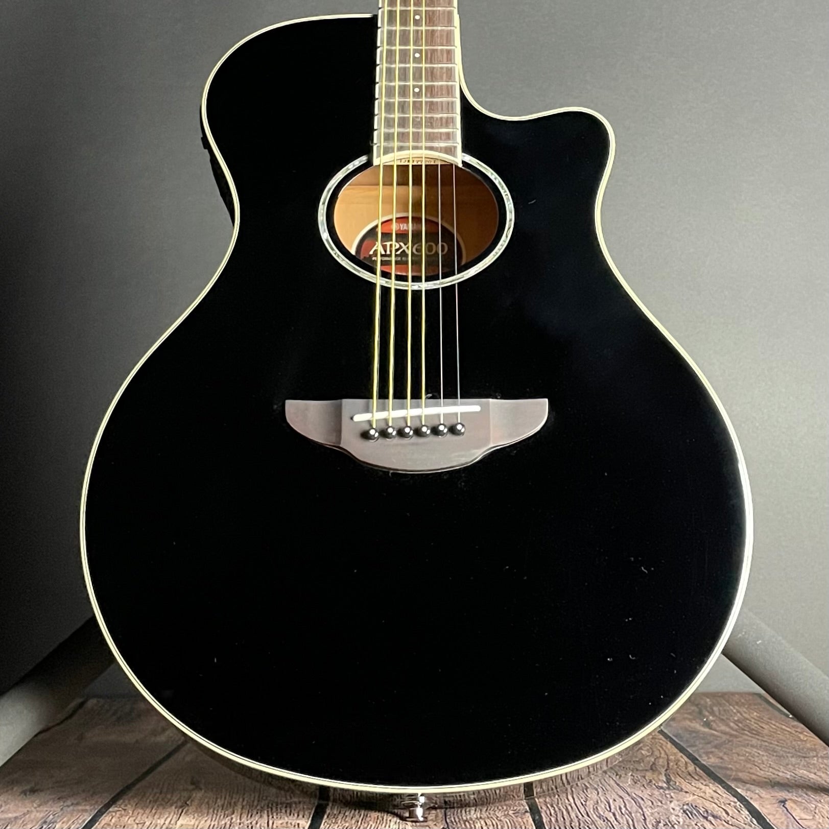 Yamaha APX600 Thinline Acoustic- Black | Metronome Music Inc.