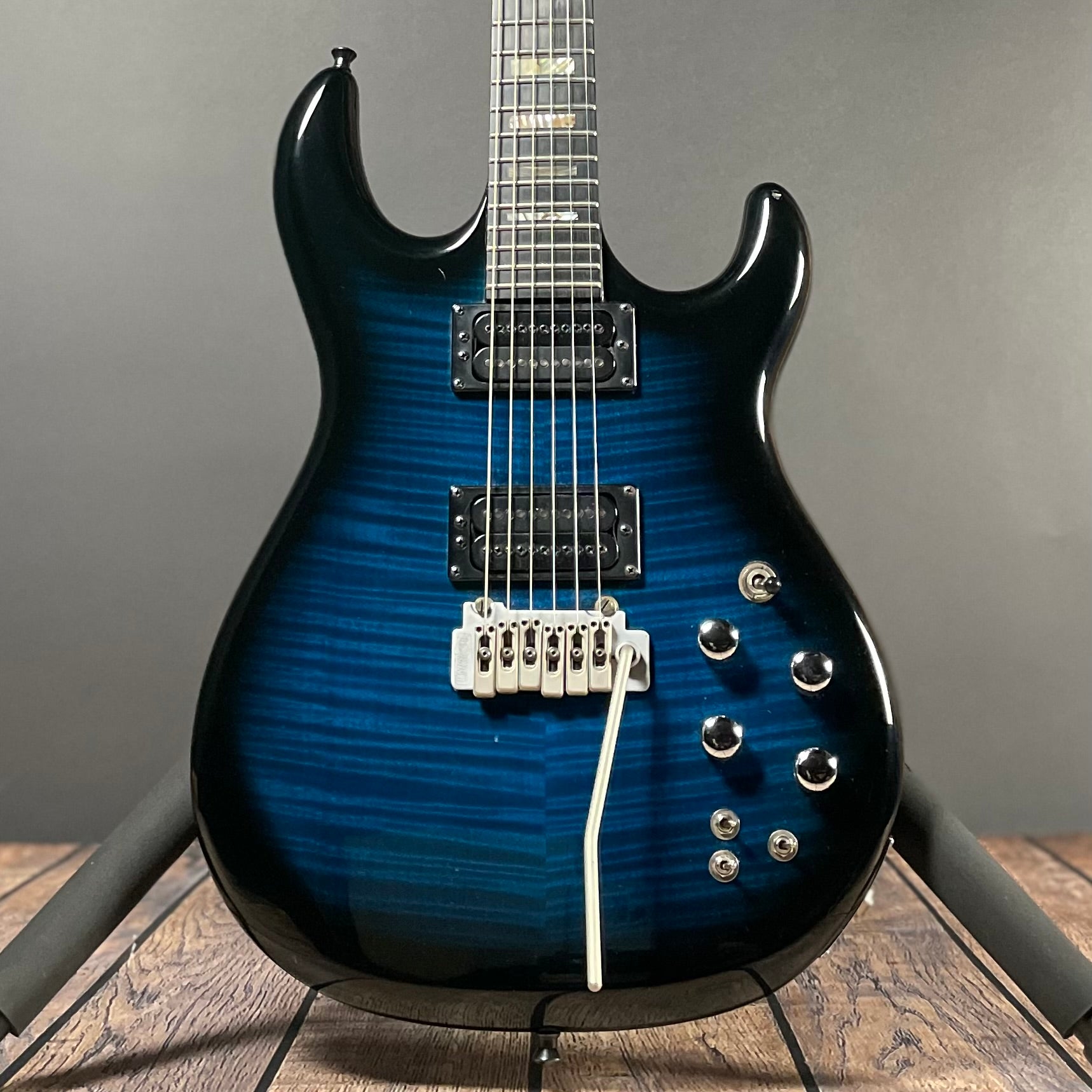 Carvin DC-400T w/Original Case - Blue Burst (2000s) - Metronome Music Inc.