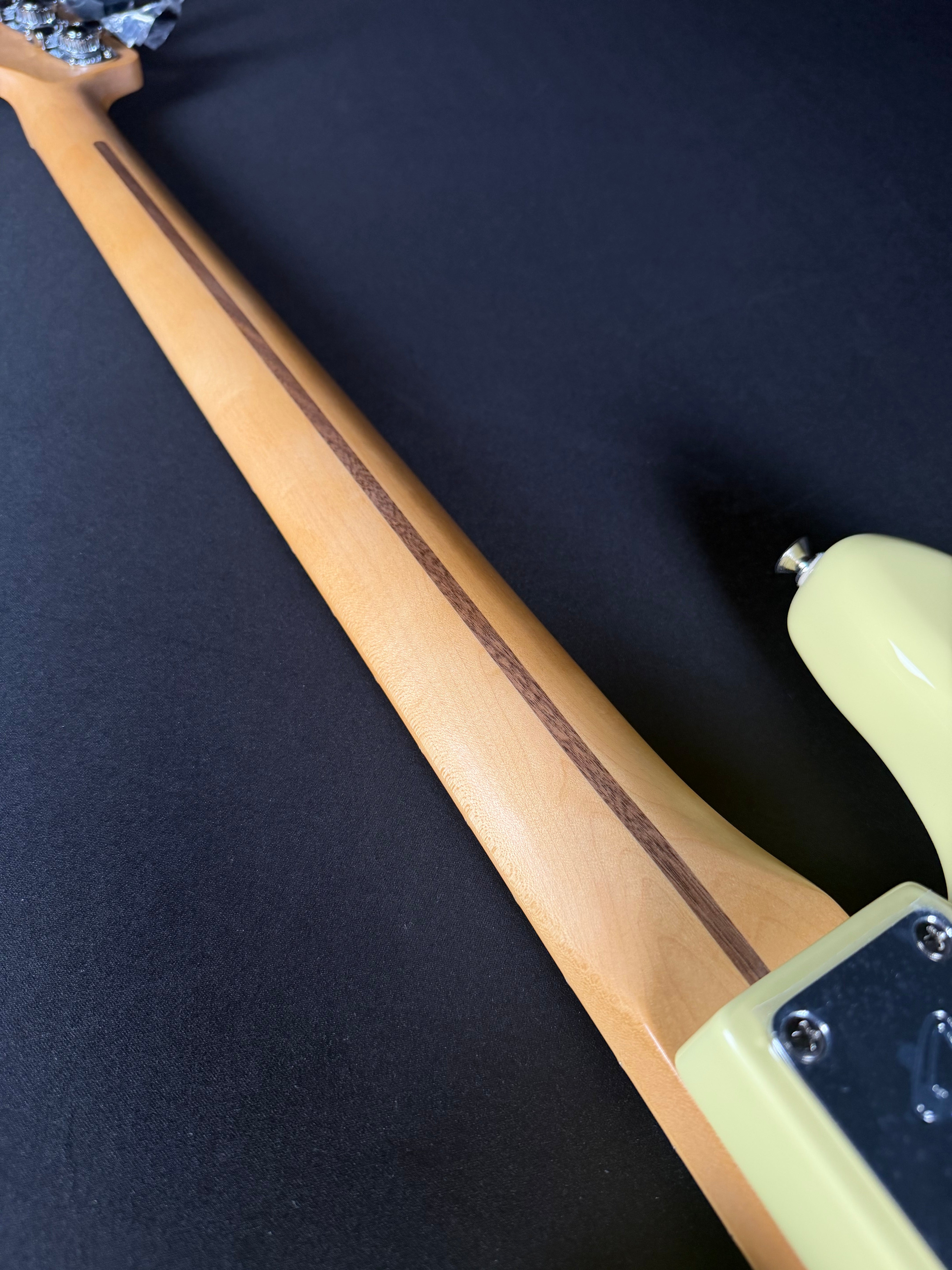 Fender Player II Precision Bass, Maple - Hialeah Yellow