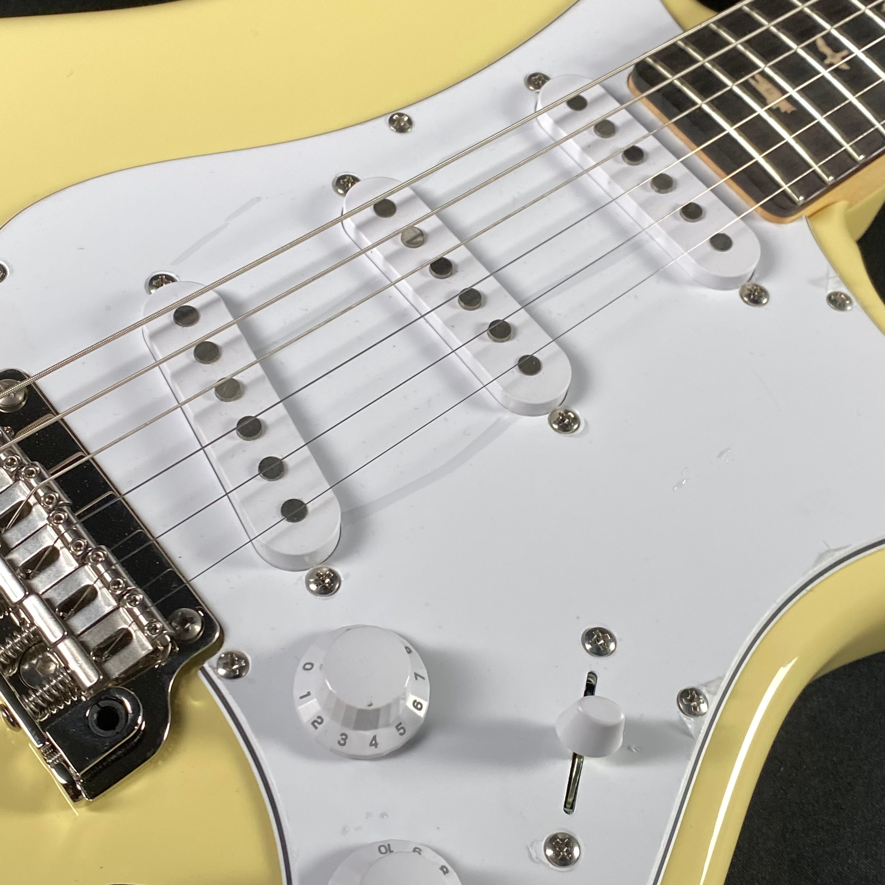 Paul Reed Smith, PRS Silver Sky- Moon White (CTIG001044) (SALE) - Metronome Music Inc.