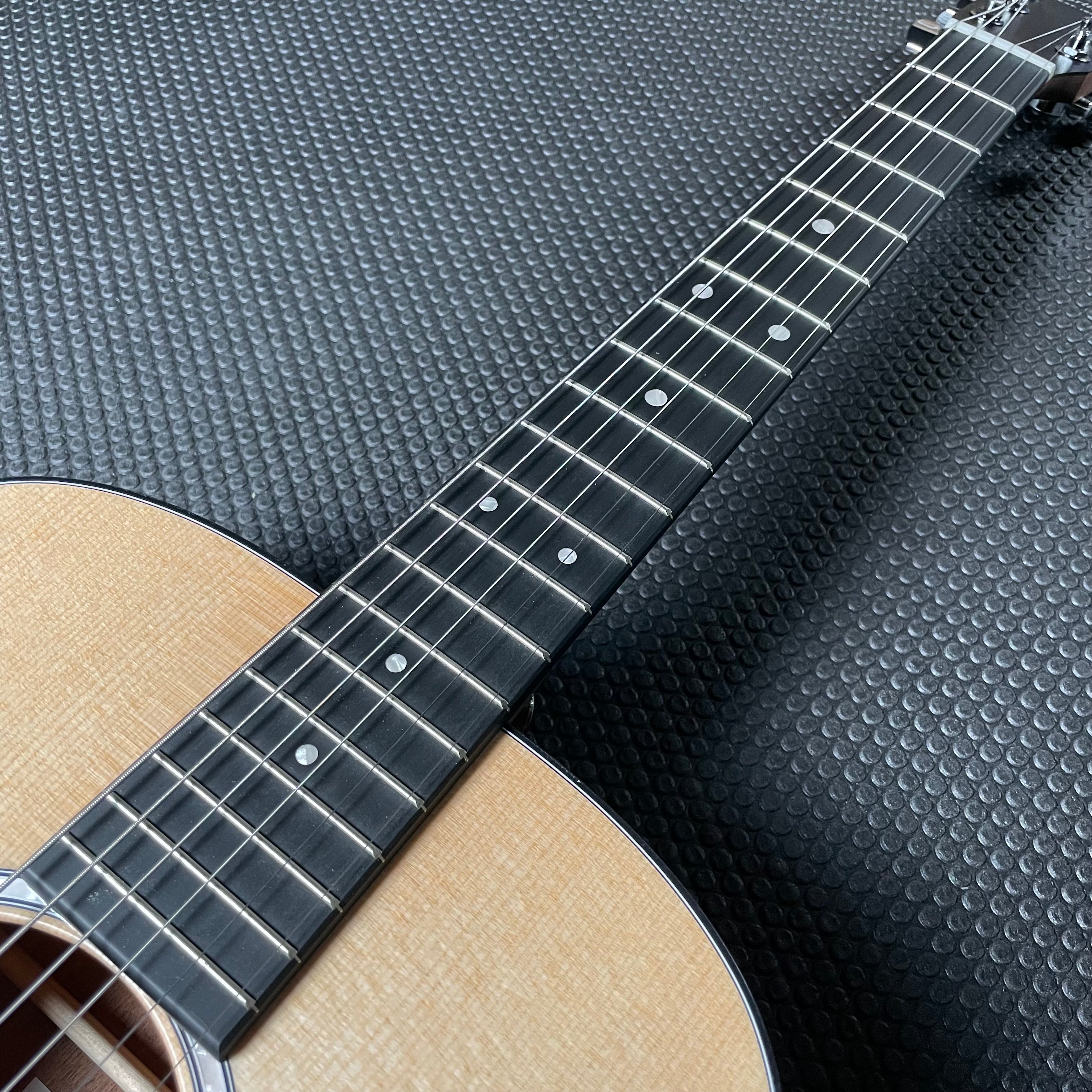 Martin DJr-10 Dreadnought Junior w/Bag - Natural - Metronome Music Inc.