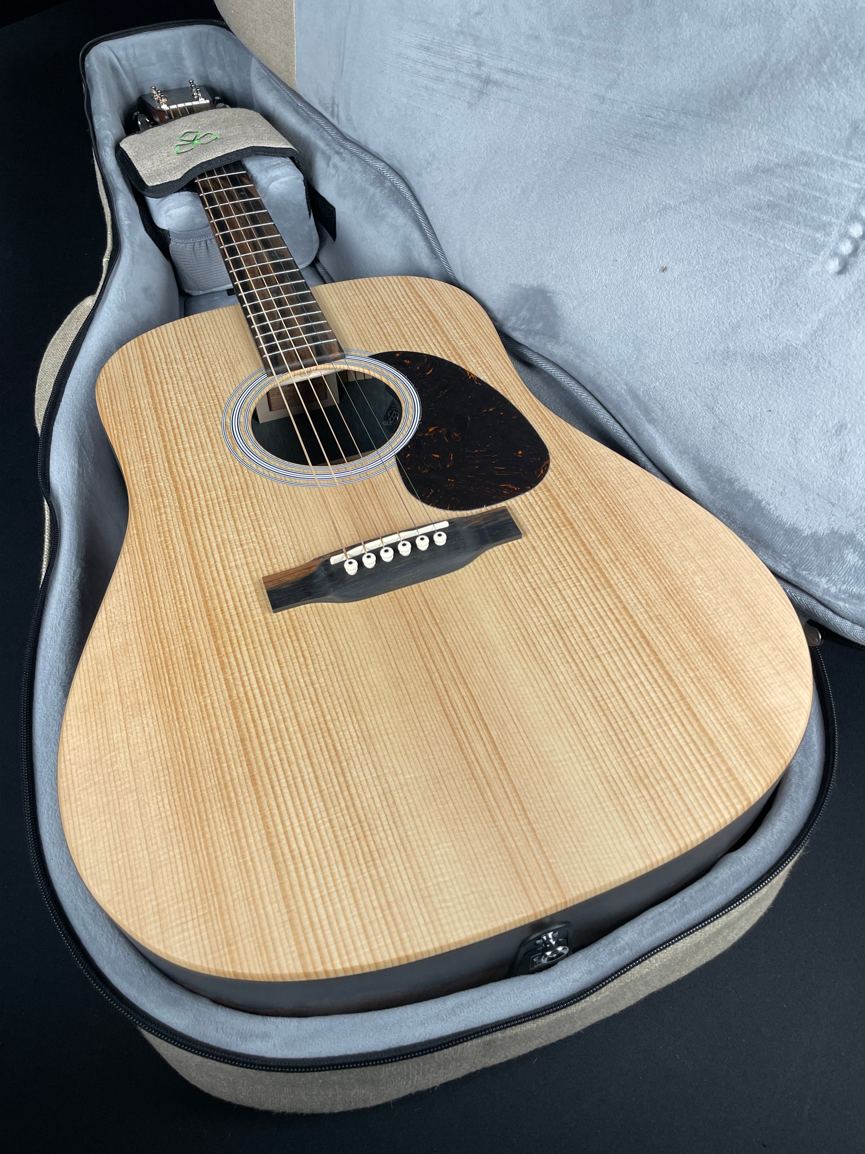 Martin D-X2E Billy Strings w/Soft Case - Natural (2025) - Metronome Music Inc.