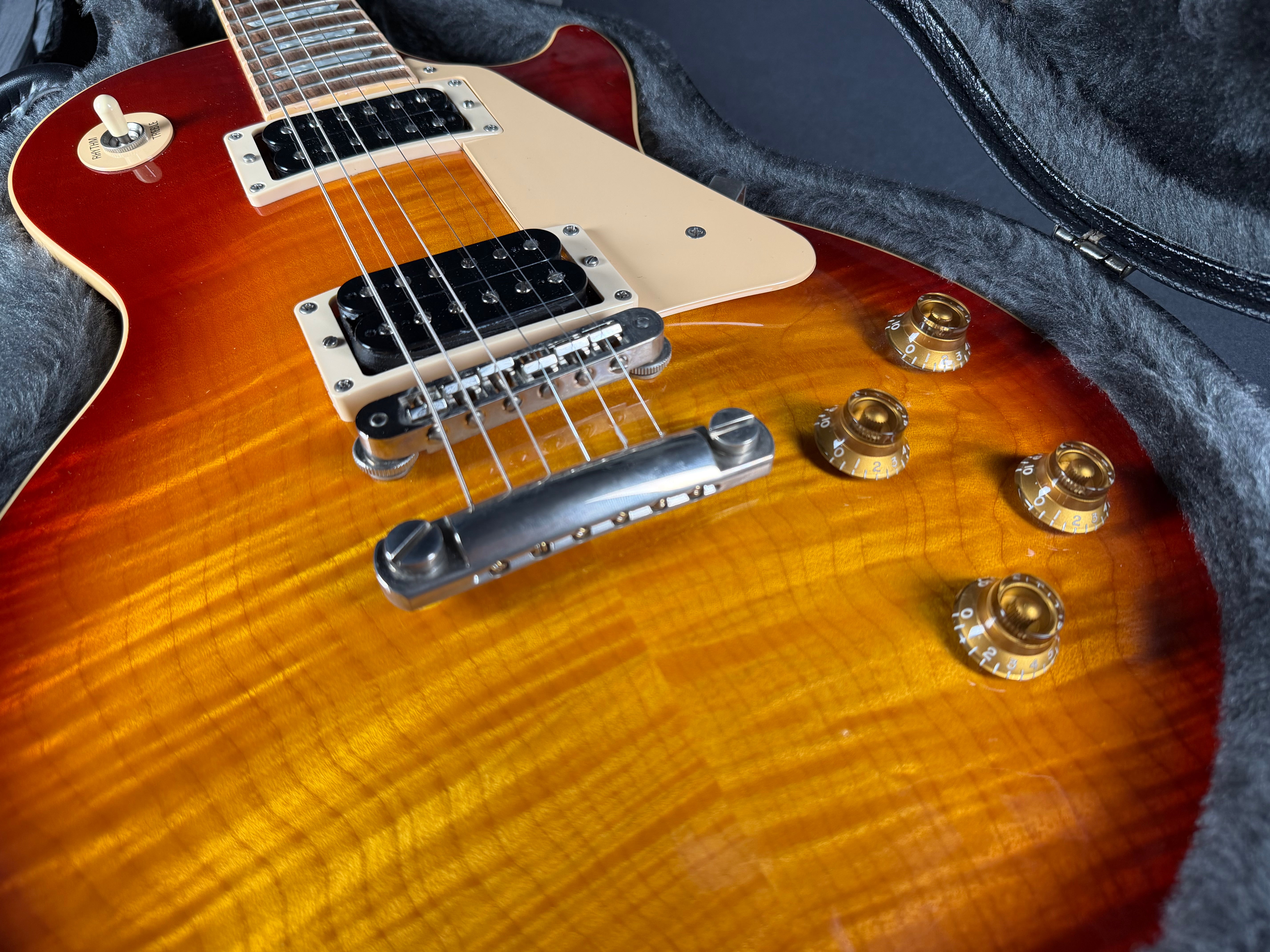 Gibson Les Paul Standard 50s w/OHSC - Heritage Cherry Sunburst (2004) - Metronome Music Inc.