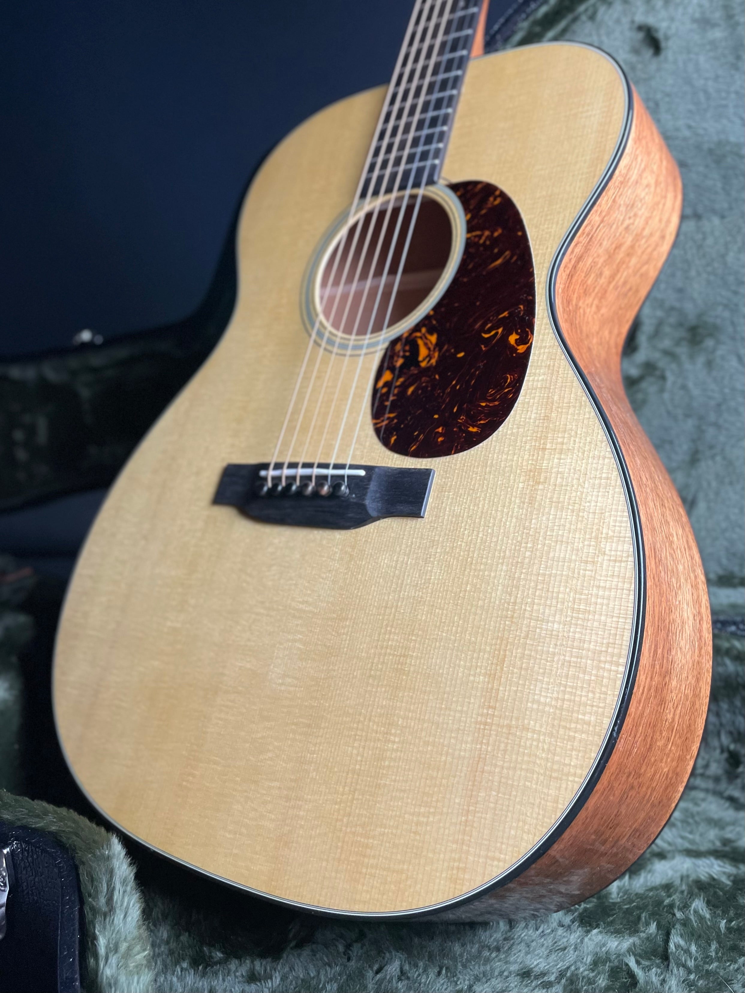 Martin 000-18 Standard w/Hardshell Case - Natural - Metronome Music Inc.