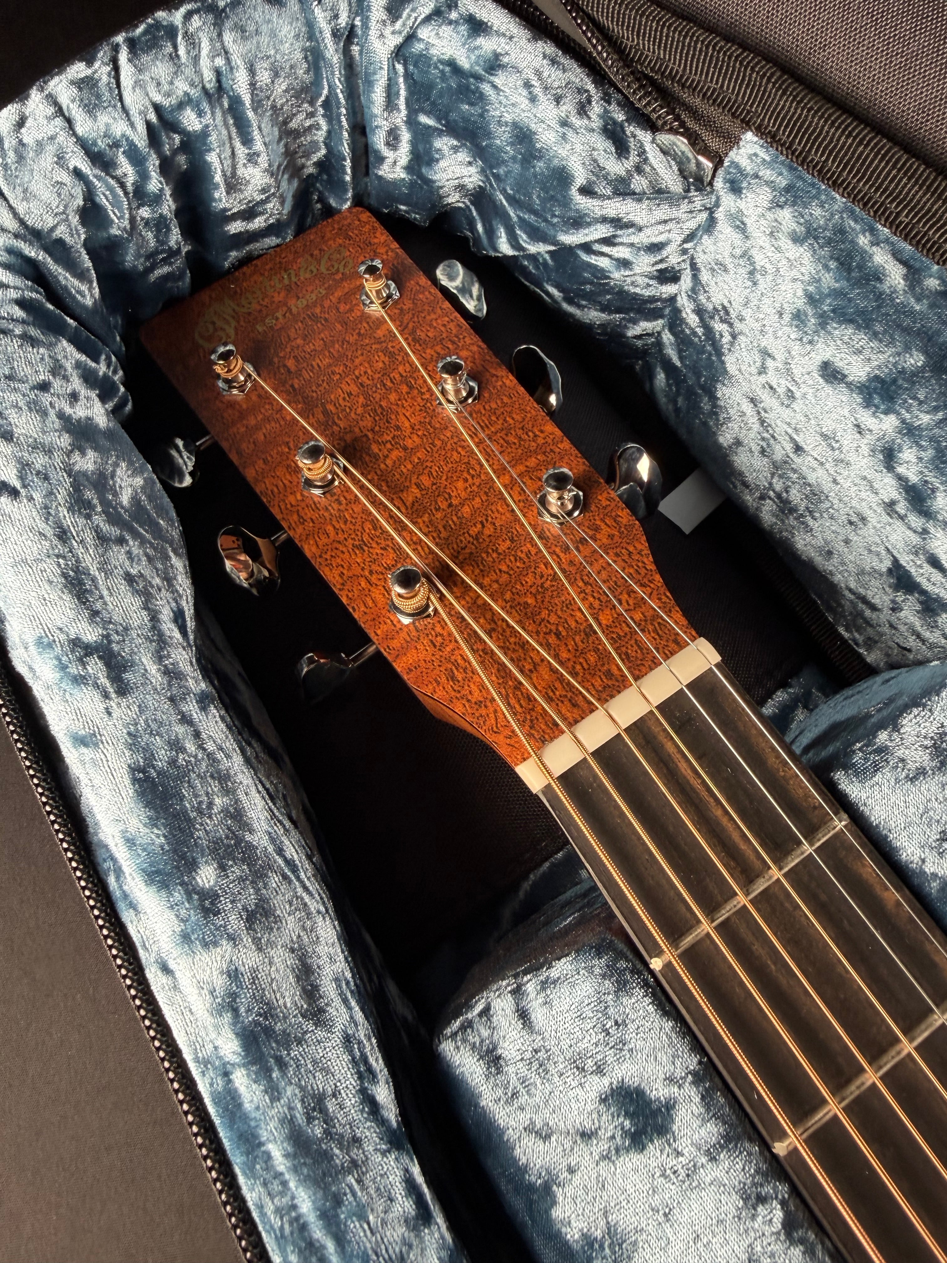 Martin 000 Jr E Jeff Tweedy w/Soft Case Dark Mahogany - Metronome Music Inc.