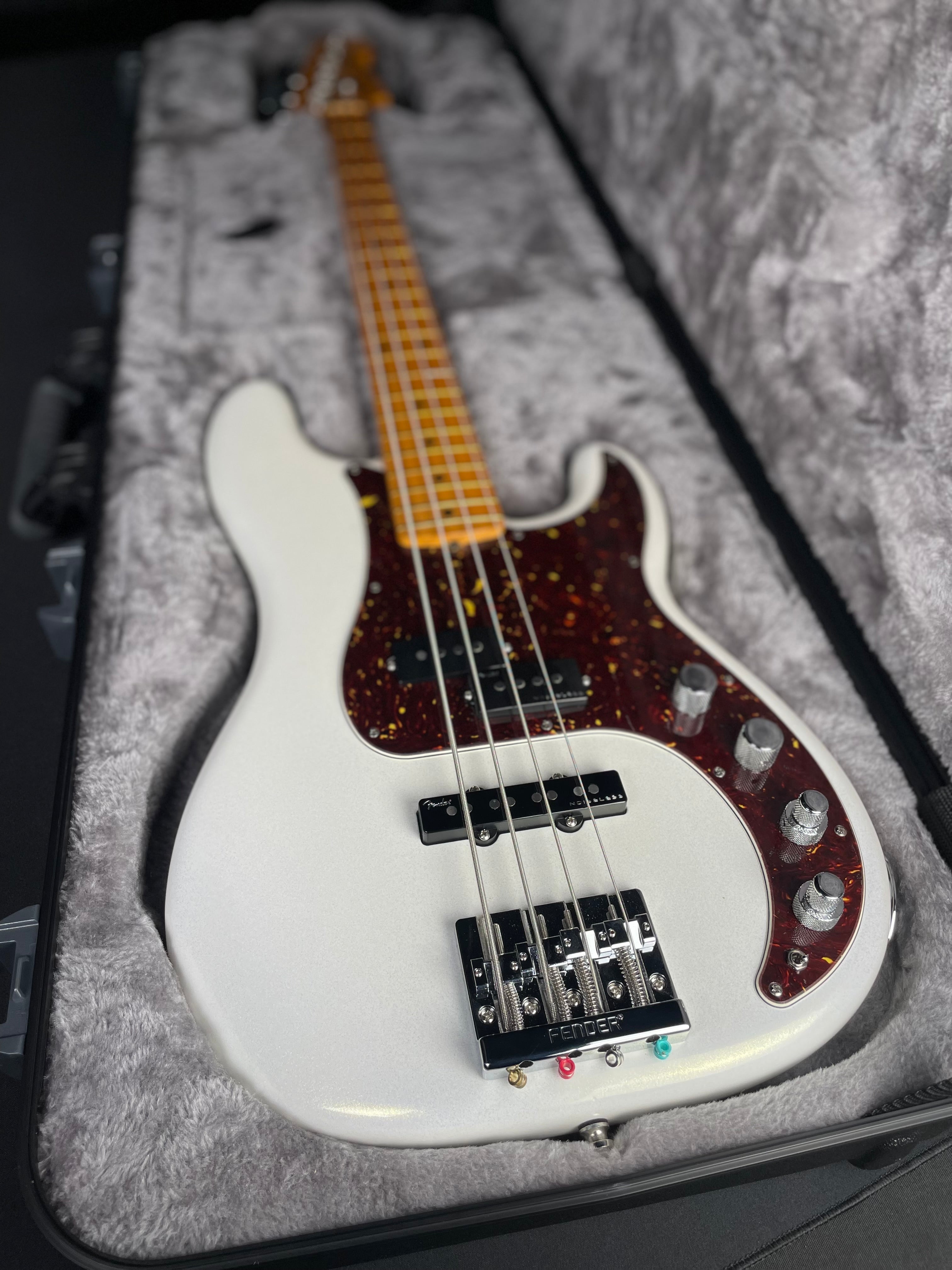 American Ultra Precision Bass, Maple w/OHSC - Arctic Pearl (2022) - Metronome Music Inc.