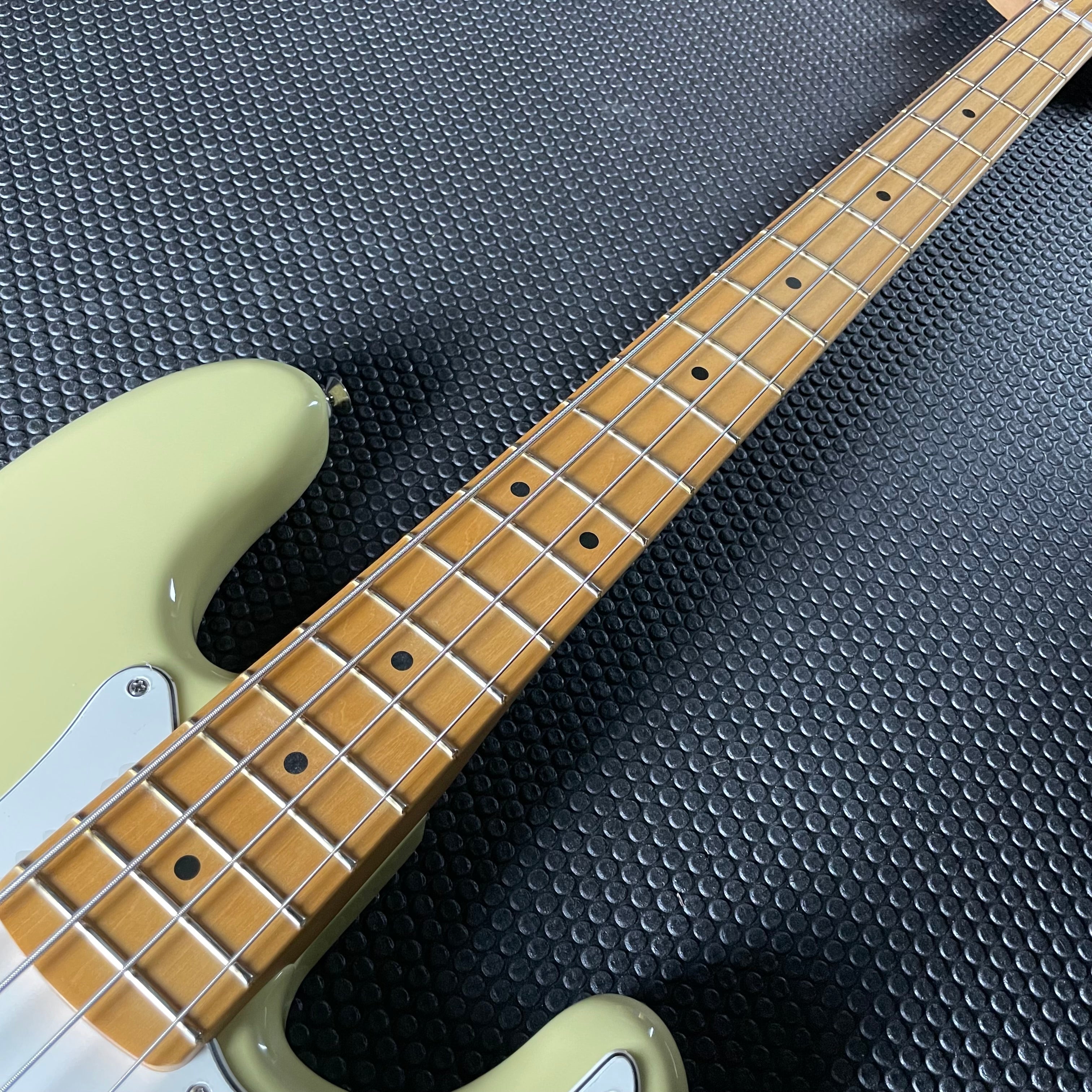 Fender Player II Precision Bass, Maple- Hialeah Yellow (8lbs 2oz) - Metronome Music Inc.