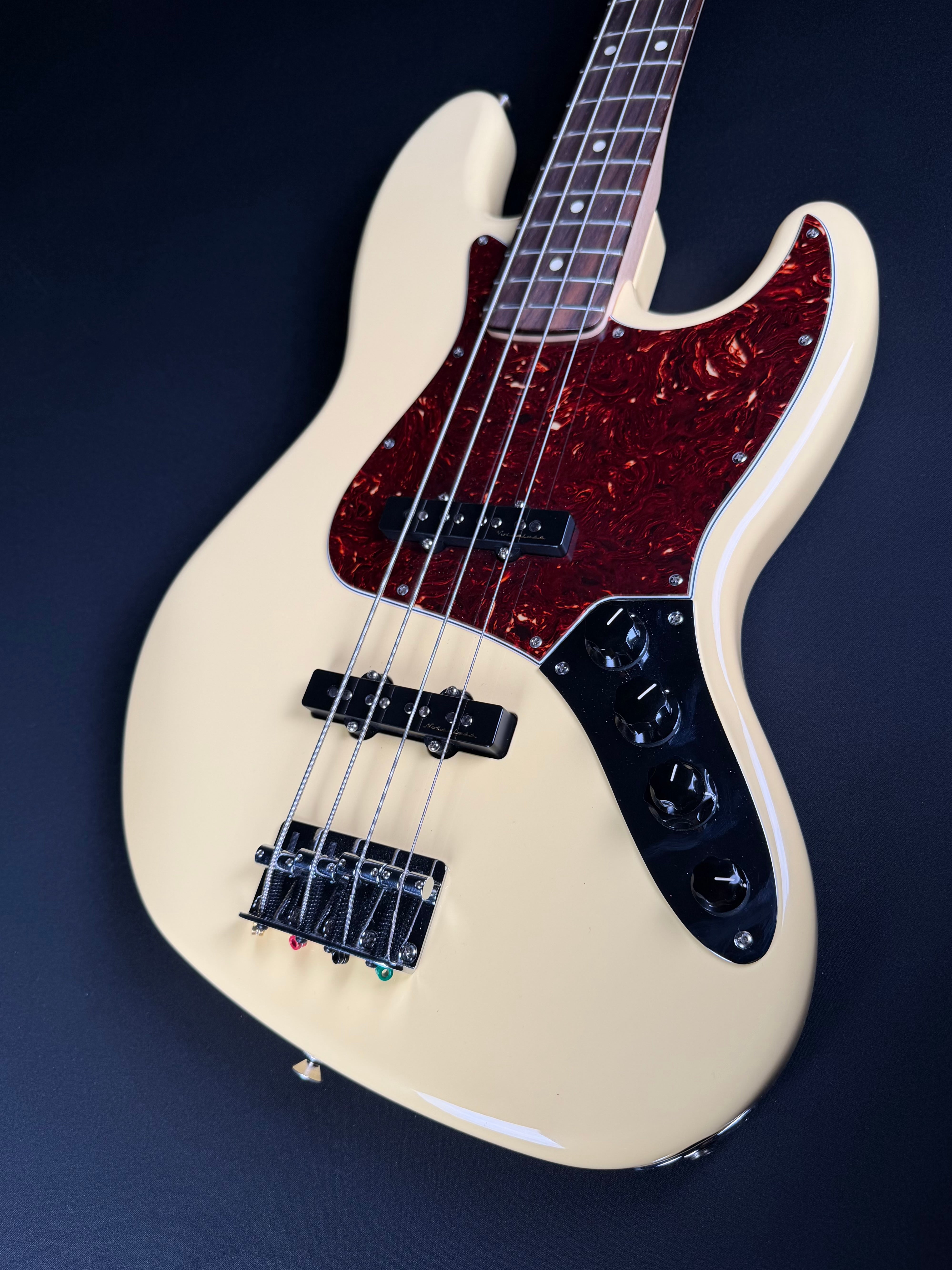 Fender Deluxe Active Jazz Bass - Vintage White (2014) - Metronome Music Inc.
