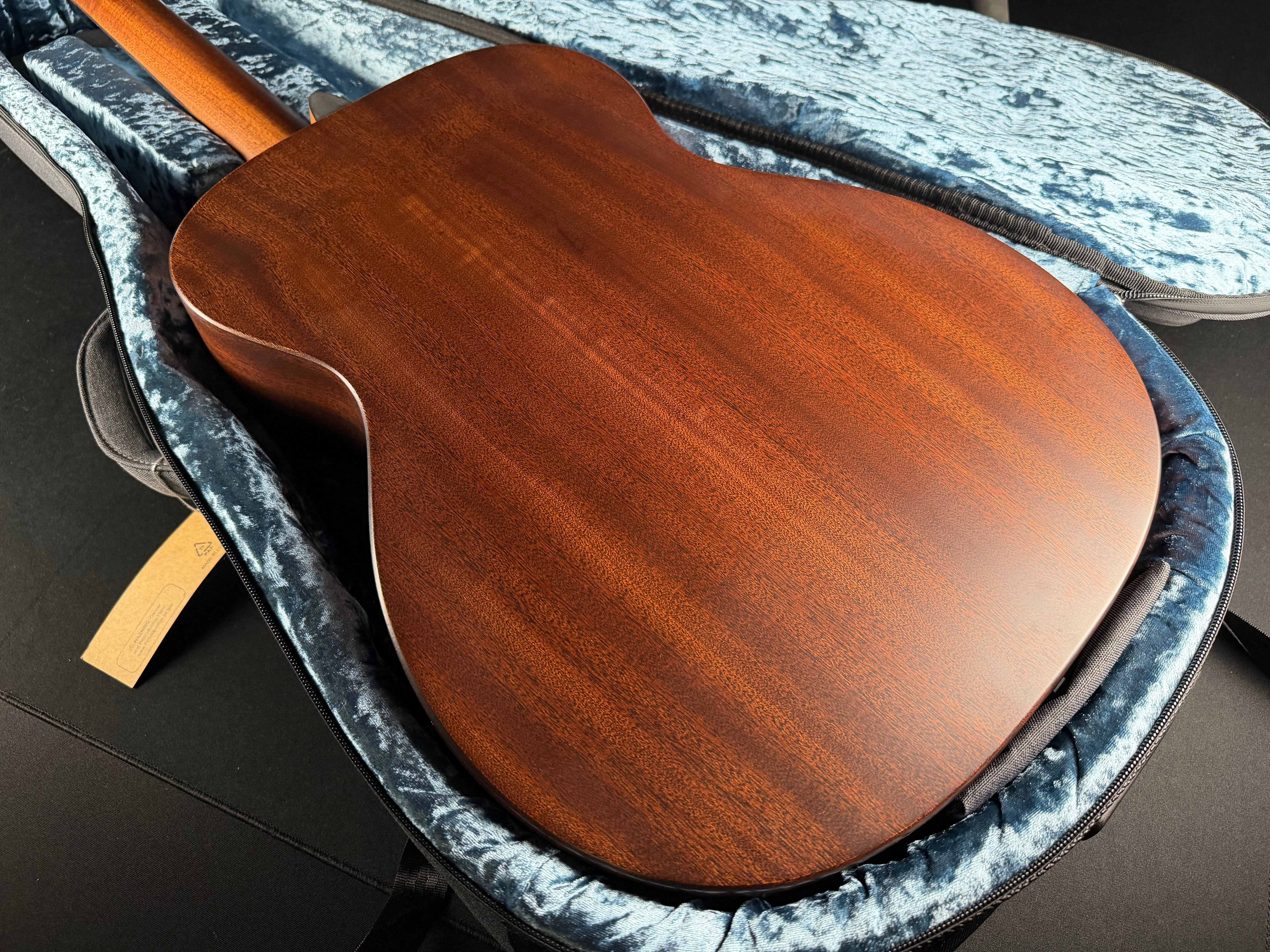 Martin 000 Jr E Jeff Tweedy w/Soft Case Dark Mahogany - Metronome Music Inc.