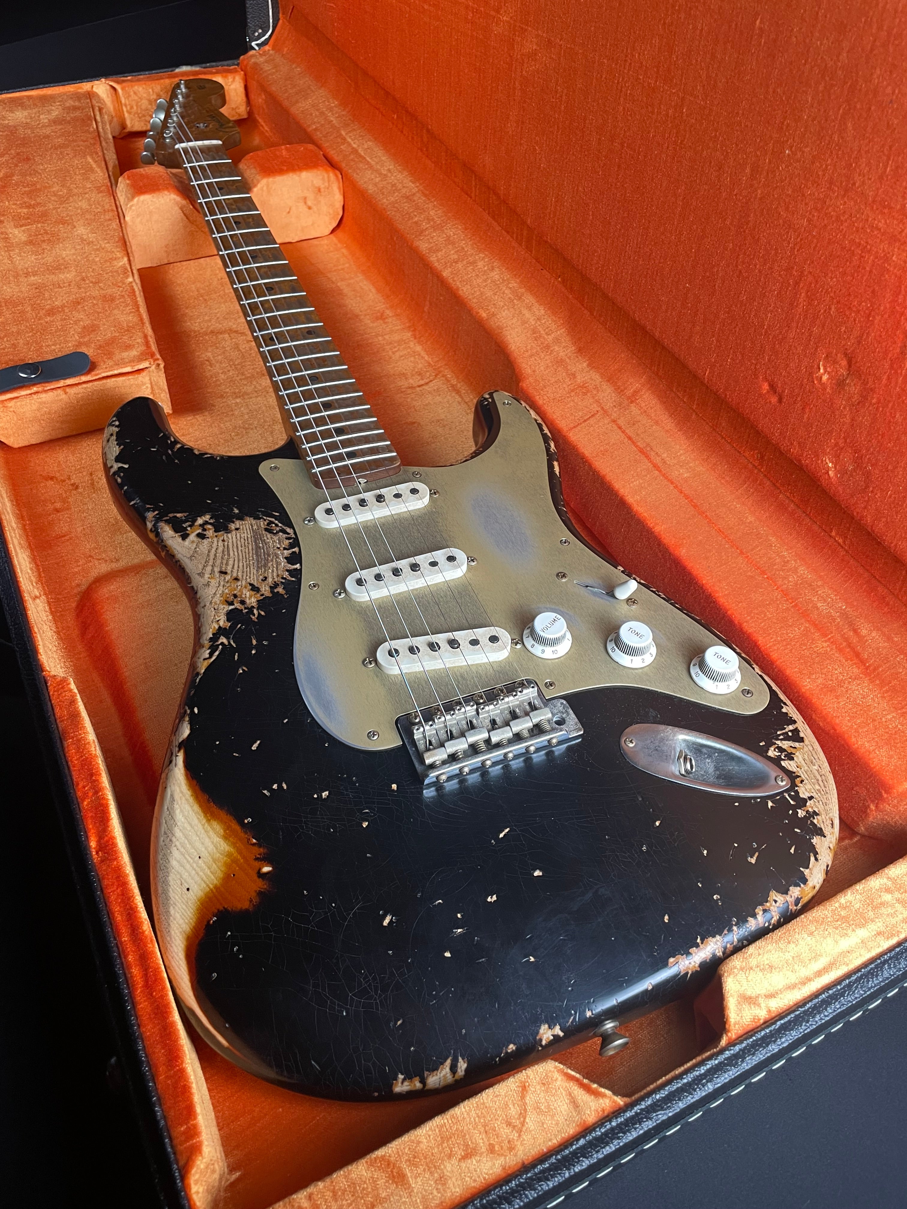 Fender Custom Shop Master Built 50s Stratocaster Heavy Relic Black/Violin Burst - Metronome Music Inc.