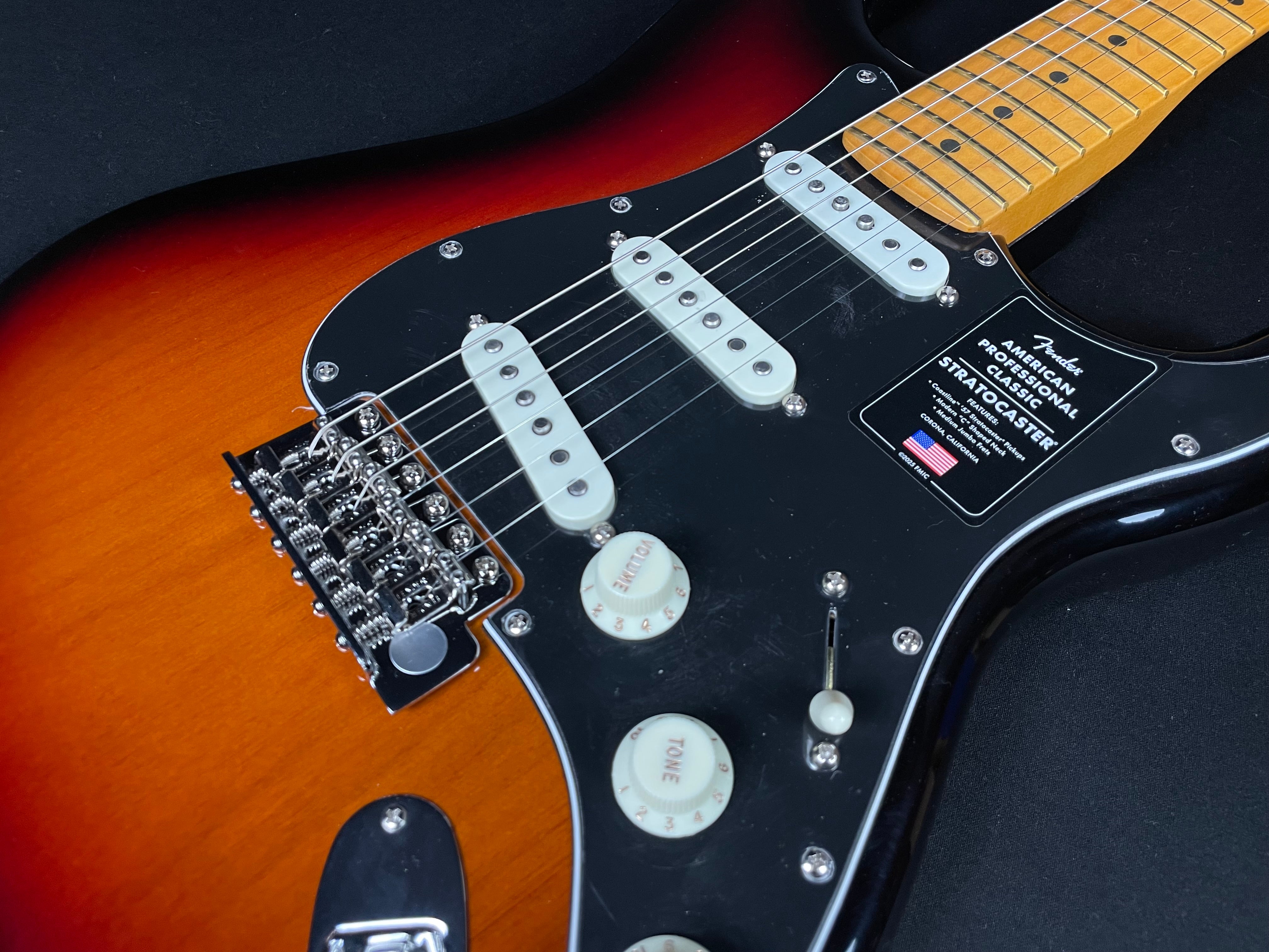 Fender American Professional Classic Stratocaster - 3-Color Sunburst - Metronome Music Inc.