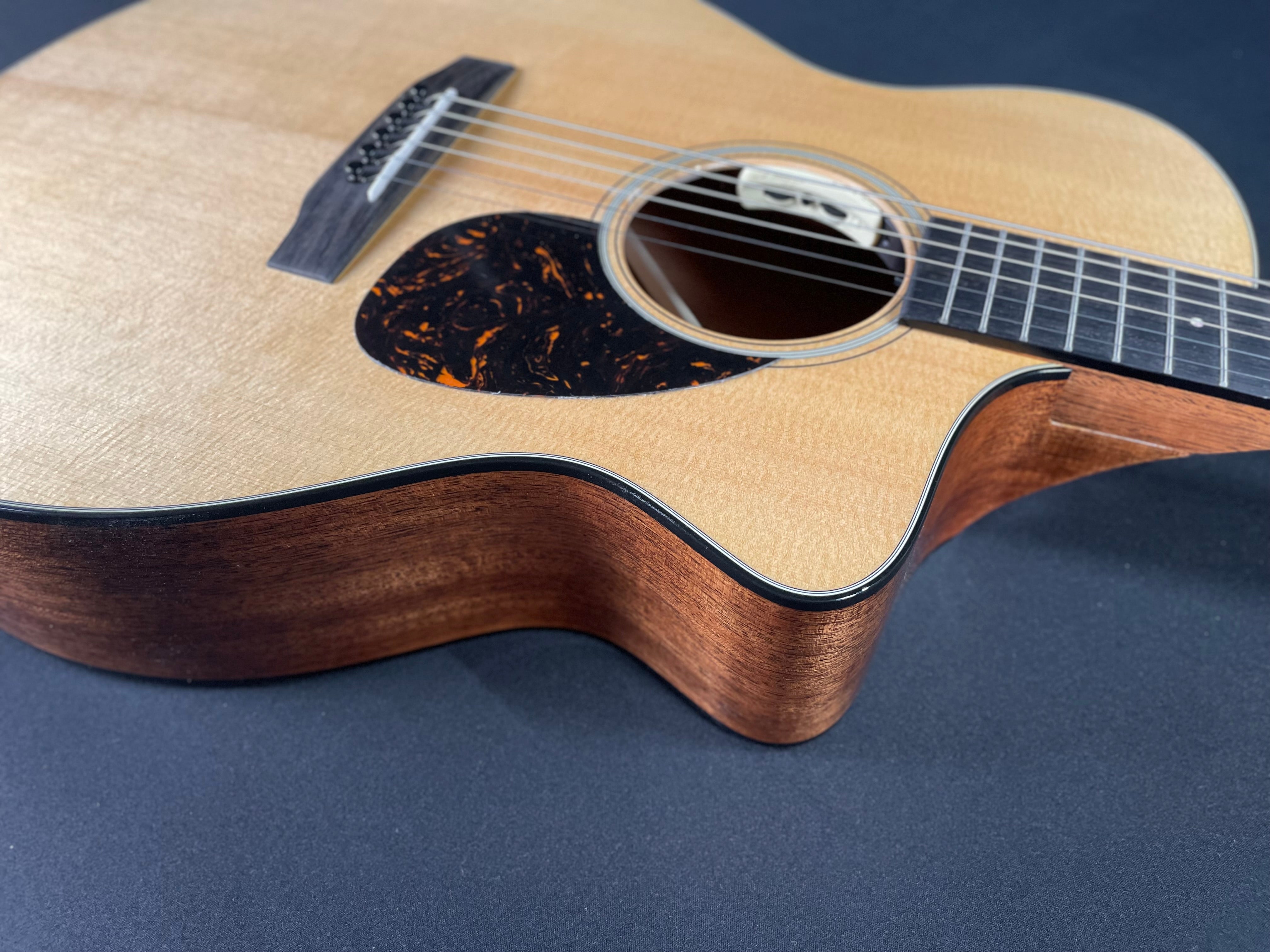 Martin SC-18E Standard w/Hardshell Case - Natural - Metronome Music Inc.