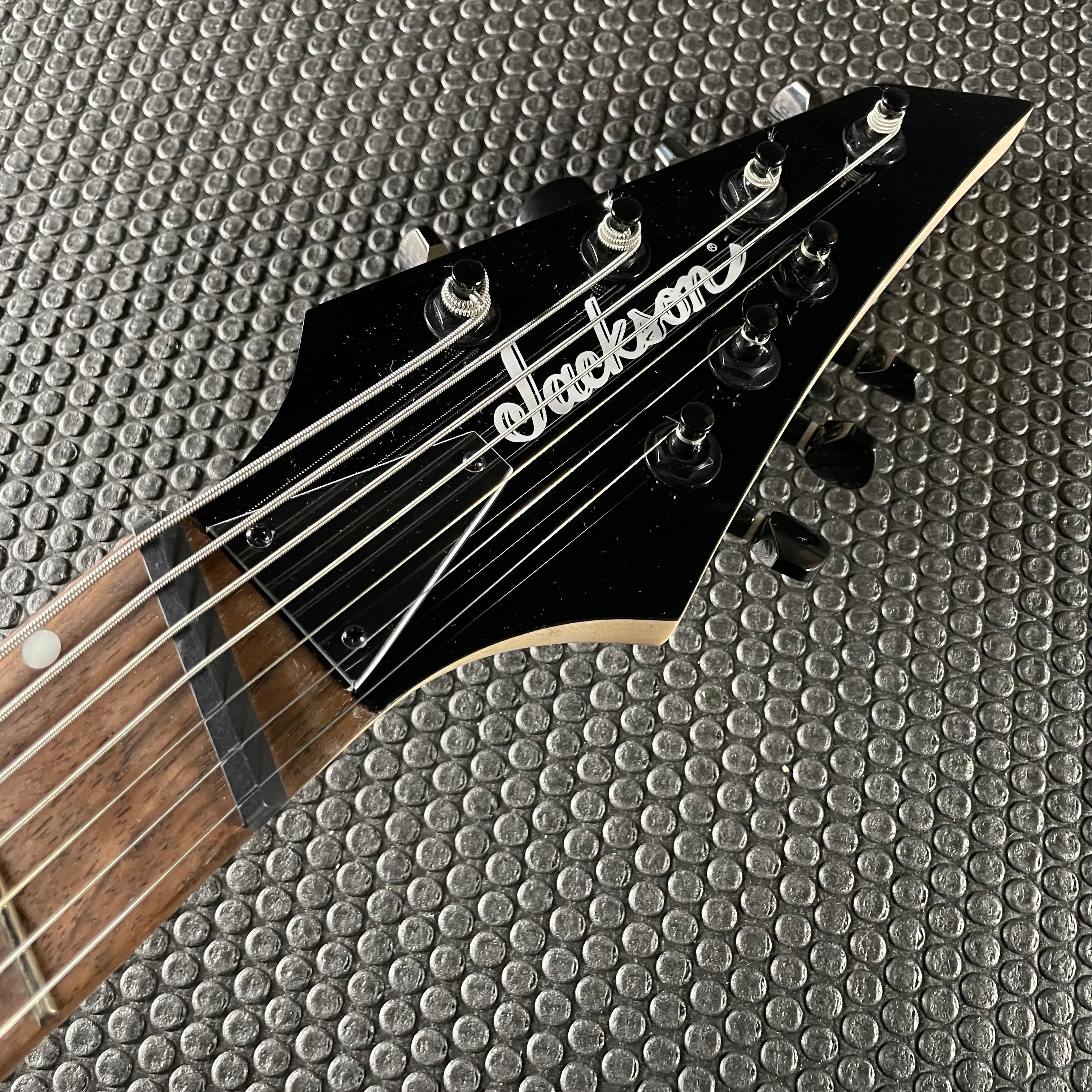 Jackson X Series Dinky Arch Top DKAF7 Multi-Scale- Gloss Black (7lbs 12oz) - Metronome Music Inc.