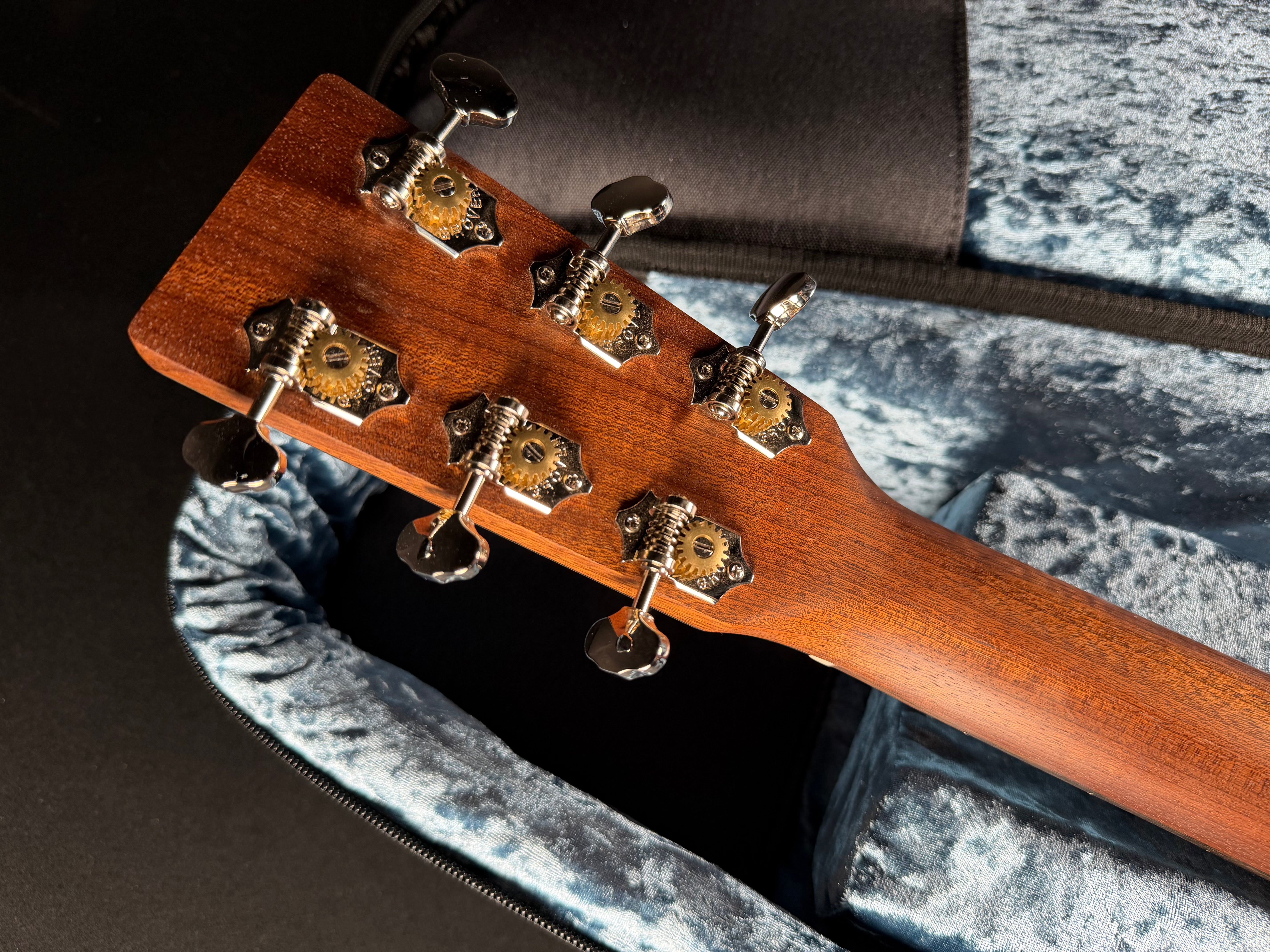 Martin 000 Jr E Jeff Tweedy w/Soft Case Dark Mahogany - Metronome Music Inc.