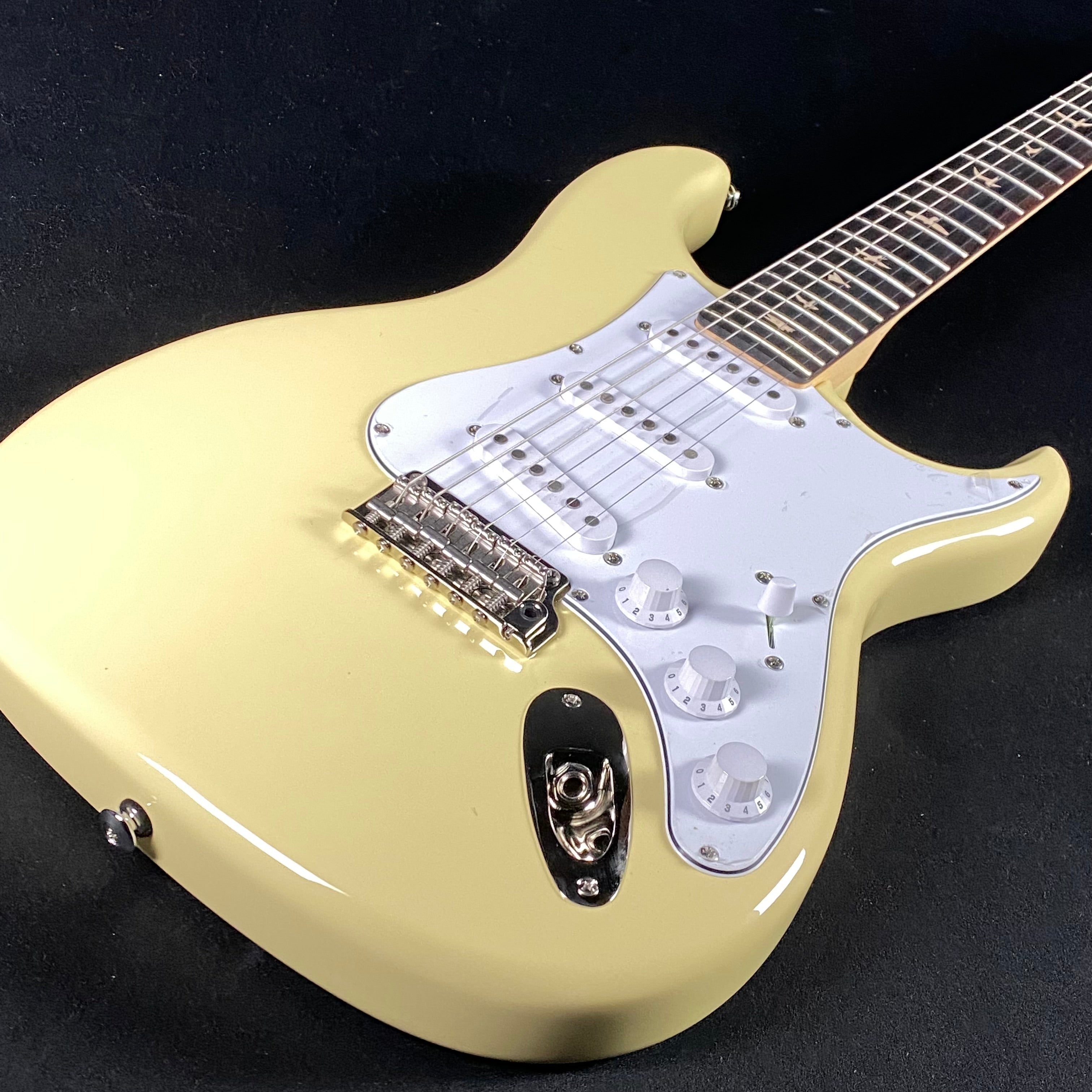 Paul Reed Smith, PRS Silver Sky- Moon White (CTIG001044) (SALE) - Metronome Music Inc.