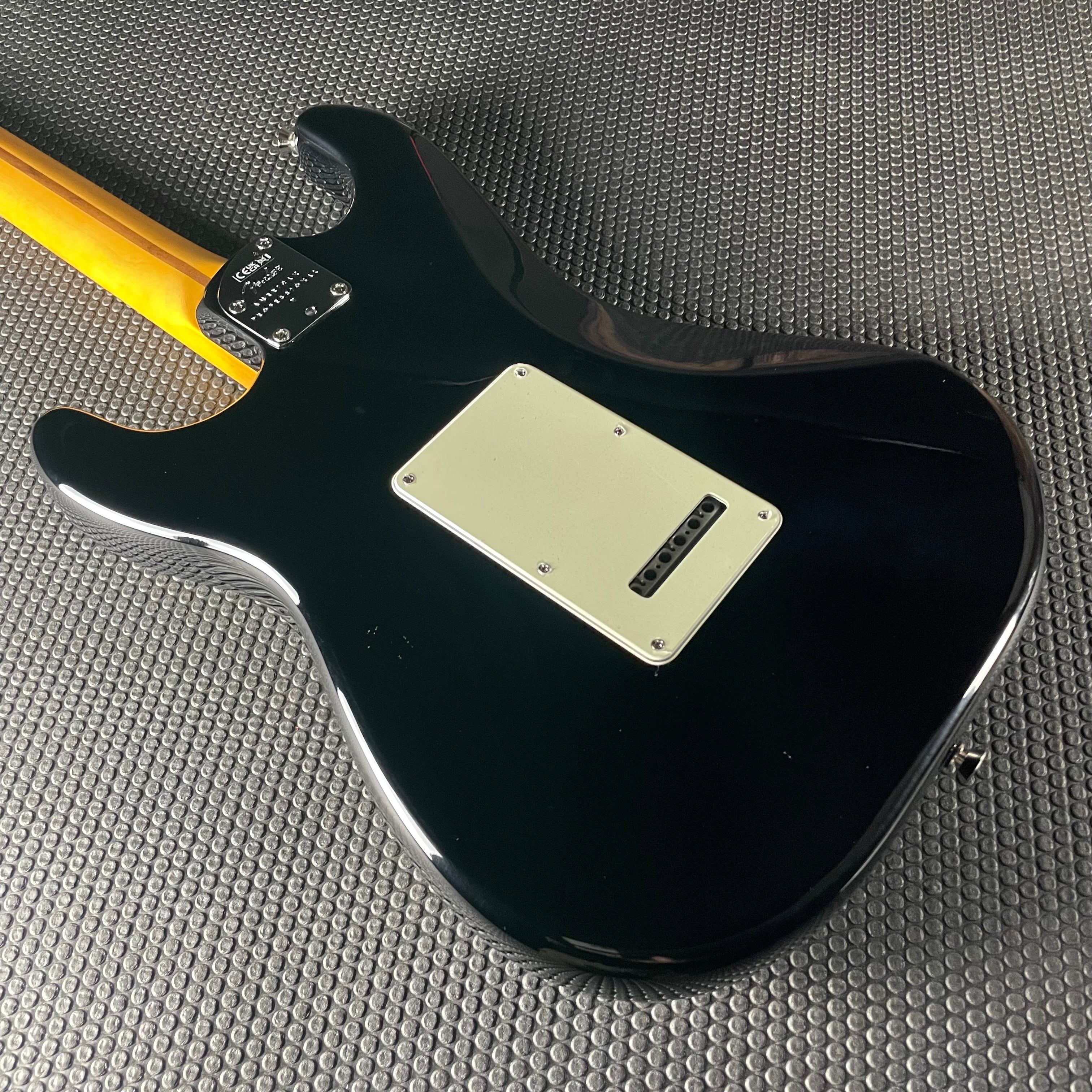 Fender American Professional II Stratocaster, Maple- Black (8lbs 1oz) - Metronome Music Inc.