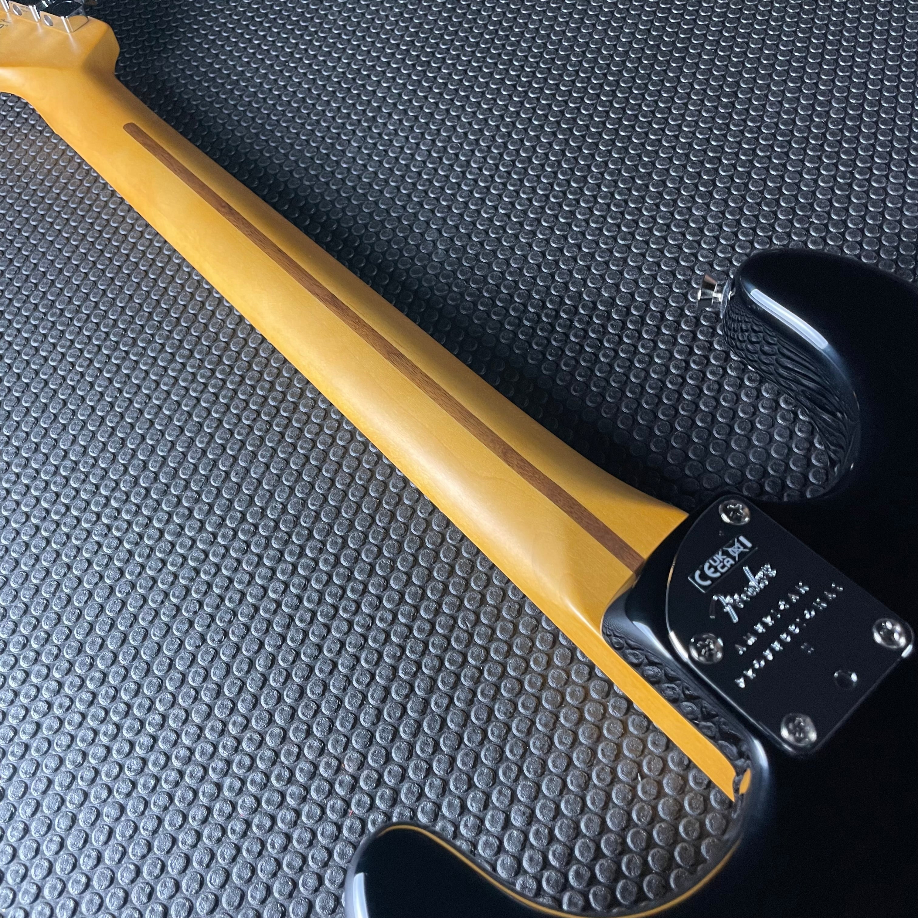 Fender American Professional II Stratocaster, Maple- Black (8lbs 1oz) - Metronome Music Inc.