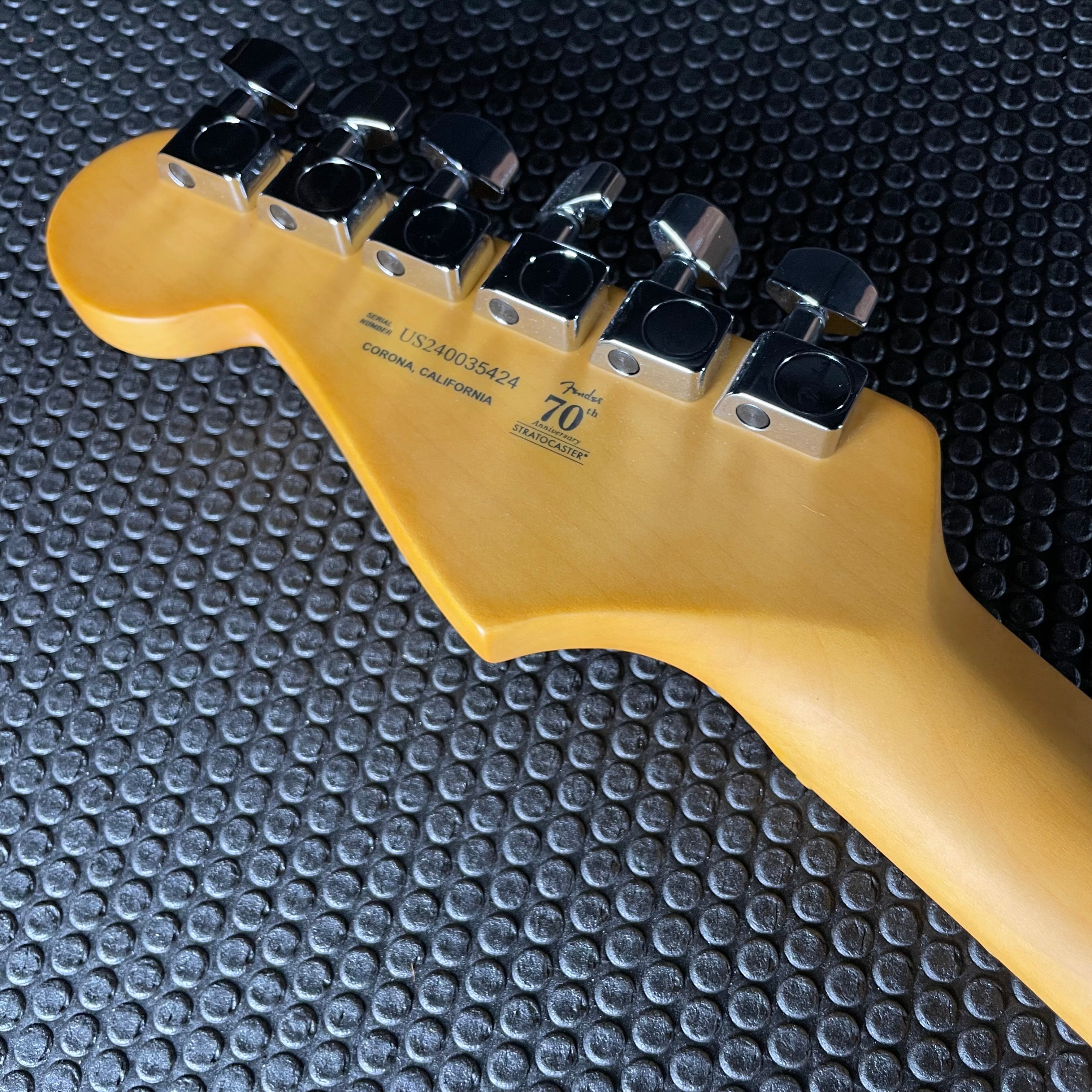 Fender American Professional II Stratocaster, Maple- Black (8lbs 1oz) - Metronome Music Inc.