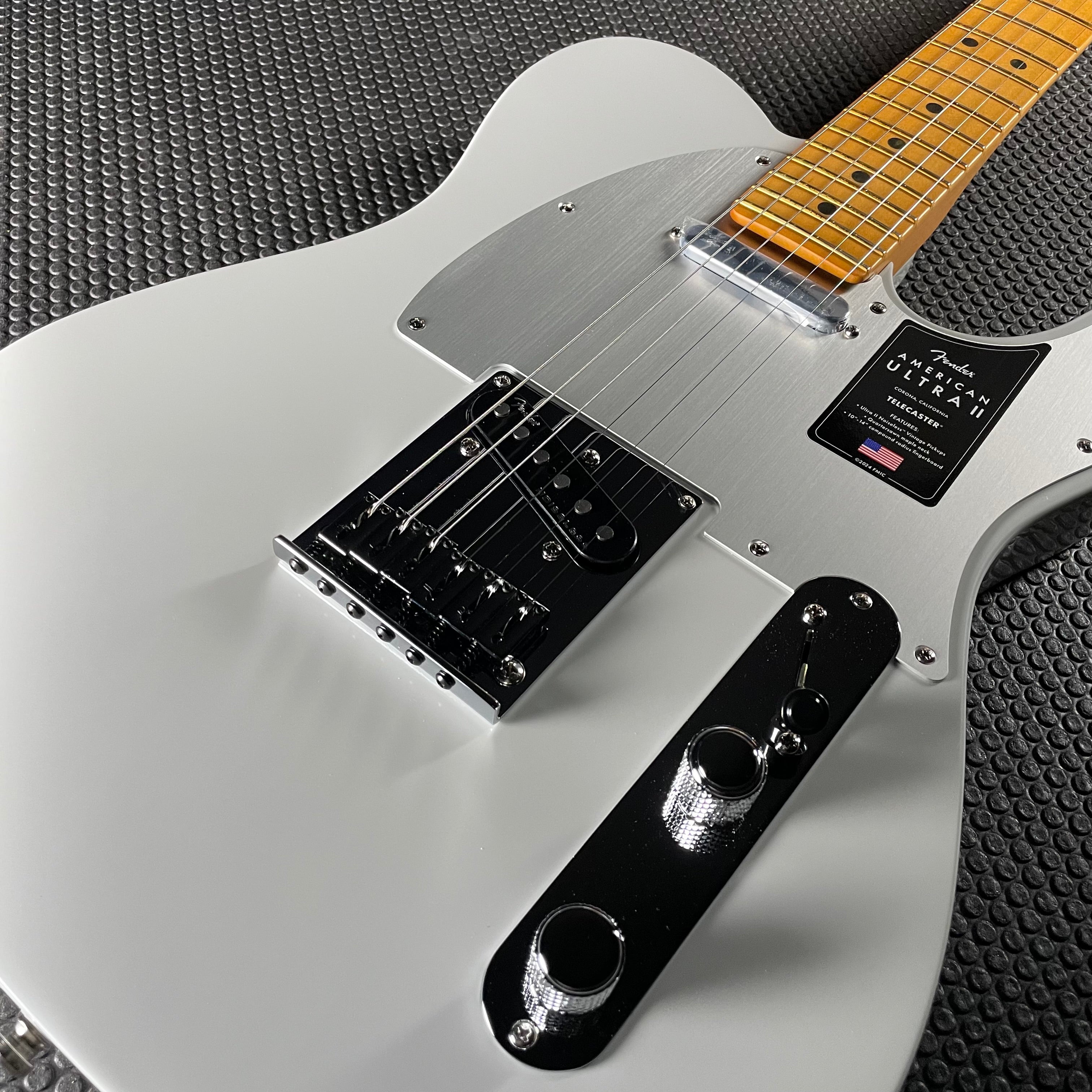 Fender American Ultra II Telecaster, Maple- Avalanche (7lbs 5oz) - Metronome Music Inc.