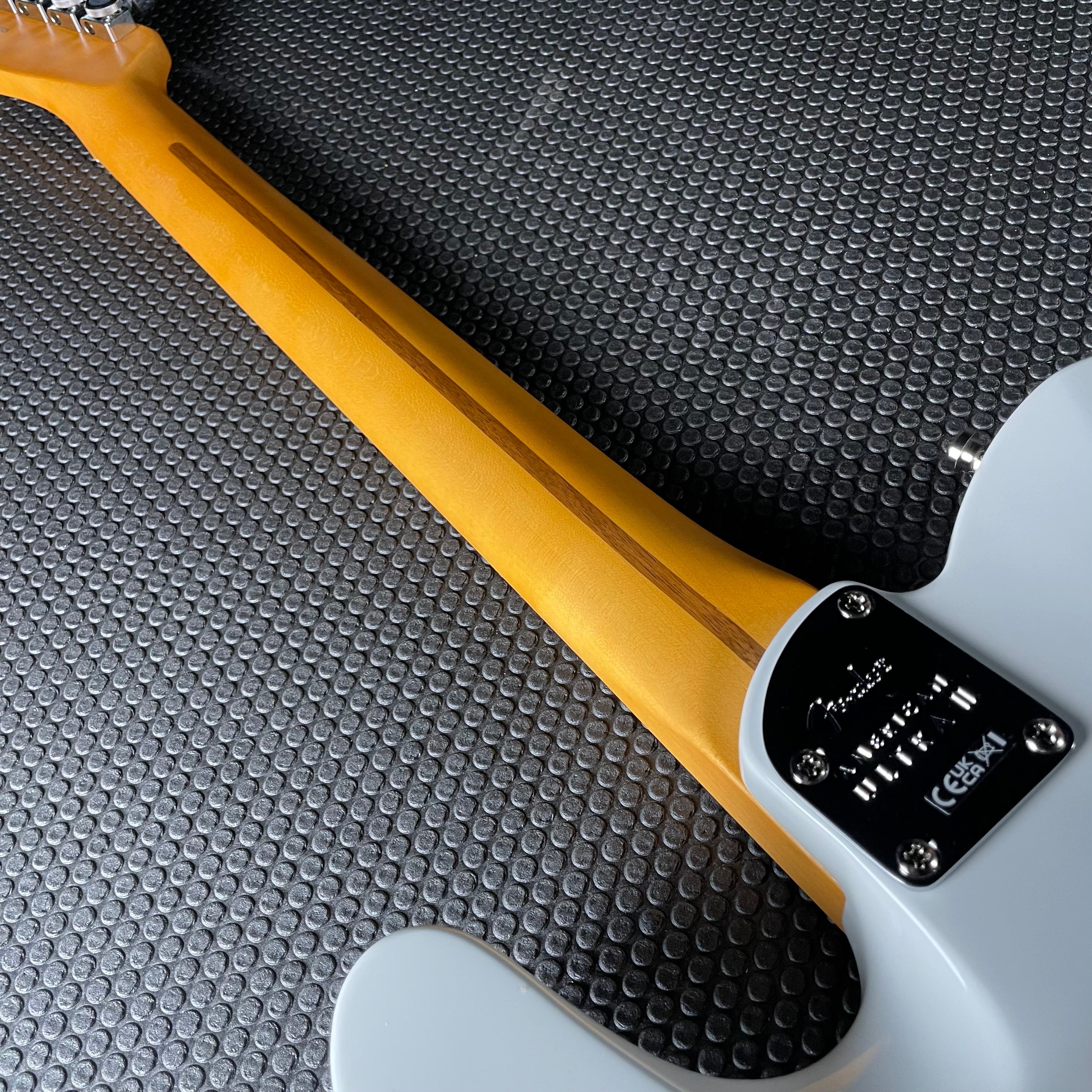 Fender American Ultra II Telecaster, Maple- Avalanche (7lbs 5oz) - Metronome Music Inc.