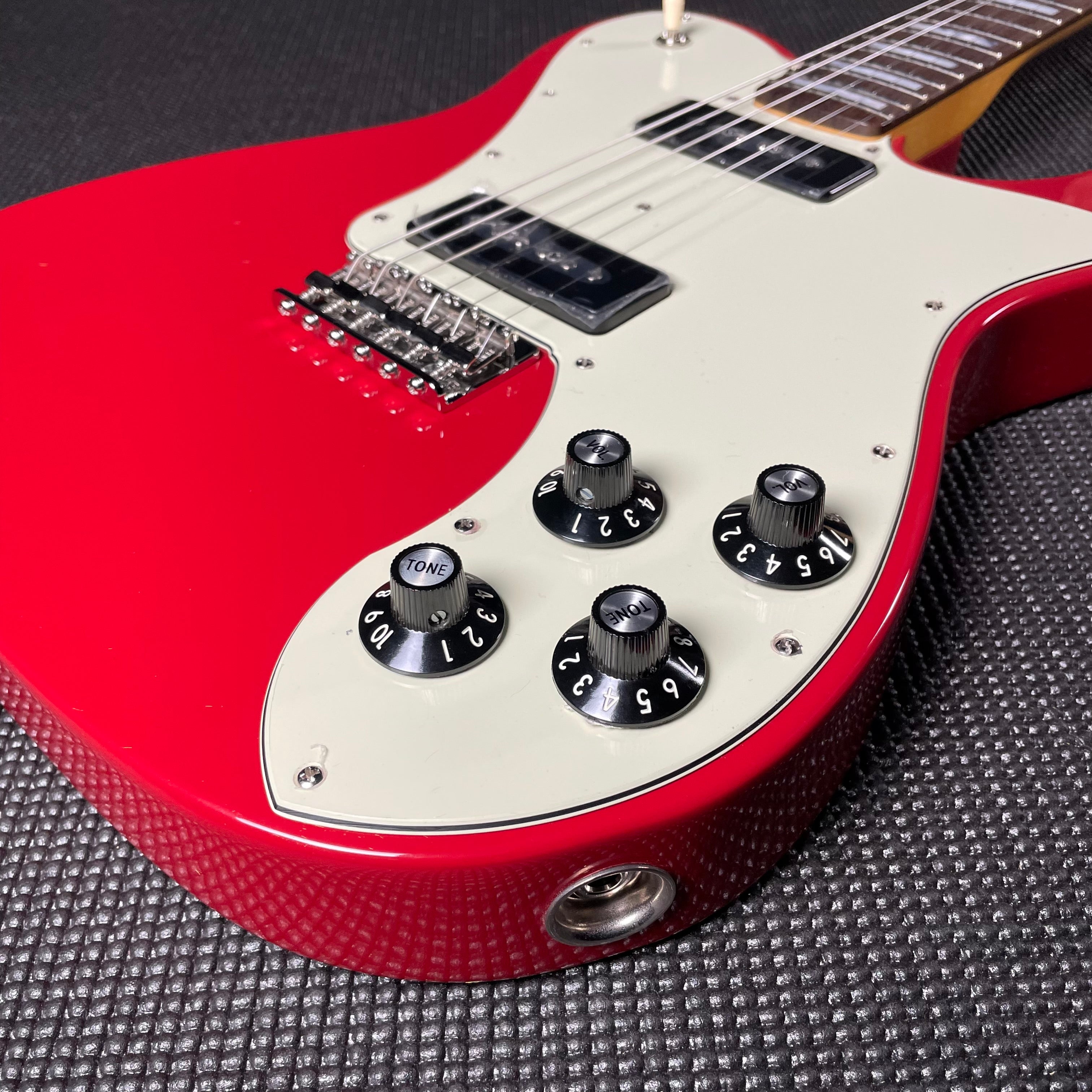 Fender Chris Shiflett Cleaver Telecaster Deluxe - Dakota Red (7lbs 13oz) - Metronome Music Inc.
