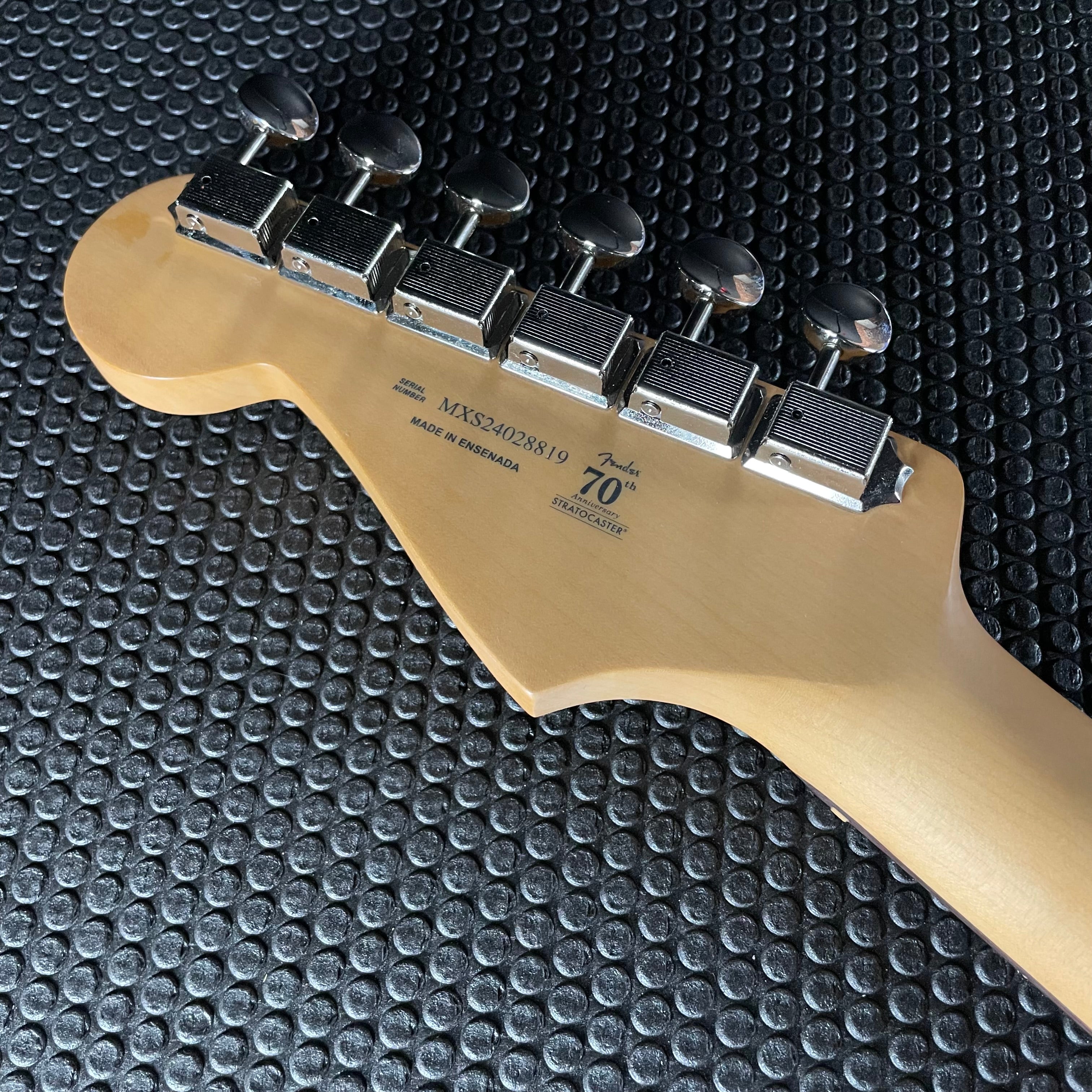 Fender Player II Stratocaster, Rosewood- Coral Red (6lbs 9oz) - Metronome Music Inc.