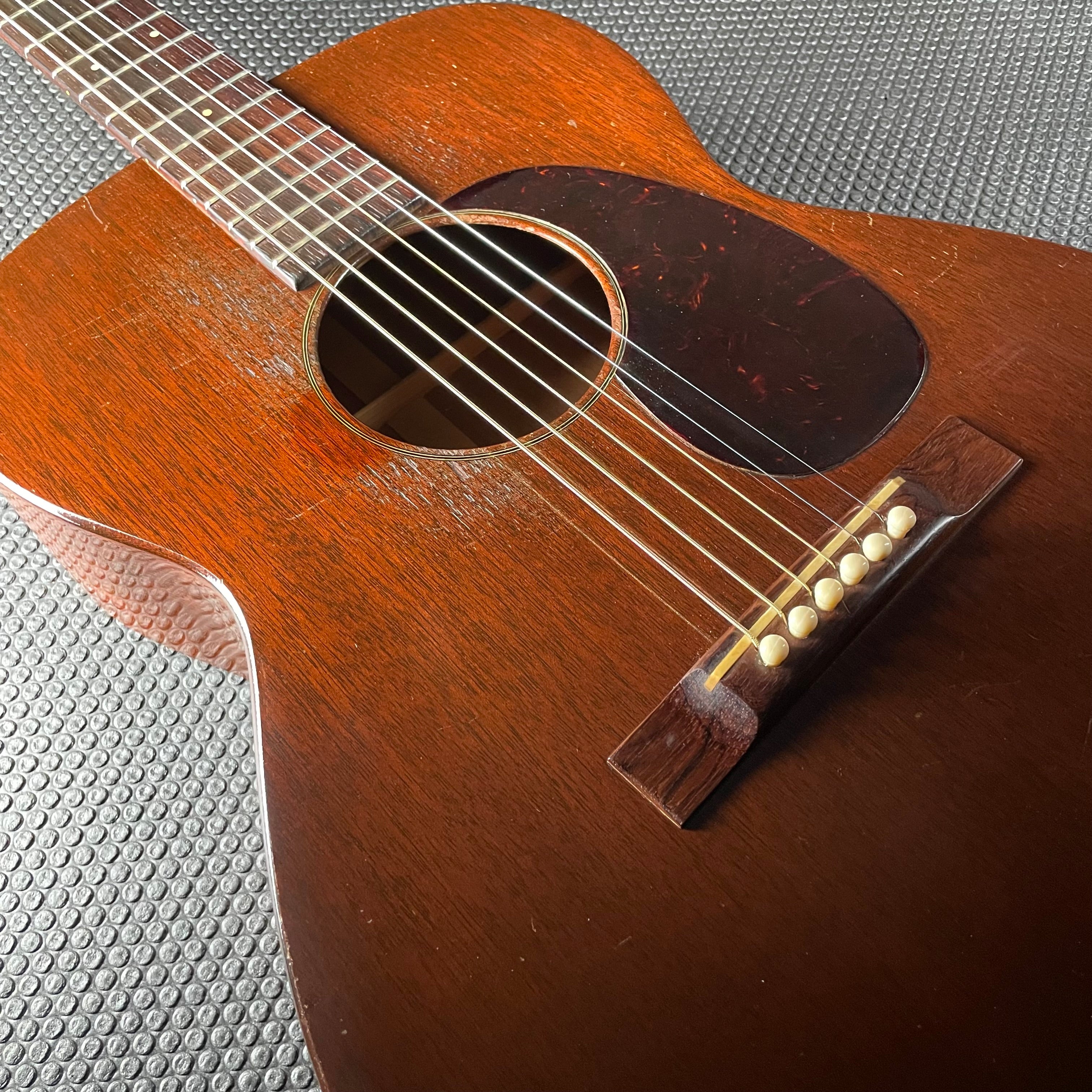 C.F. Martin 00-17 Flat Top Acoustic w/Chipboard Case (1949) - Metronome Music Inc.