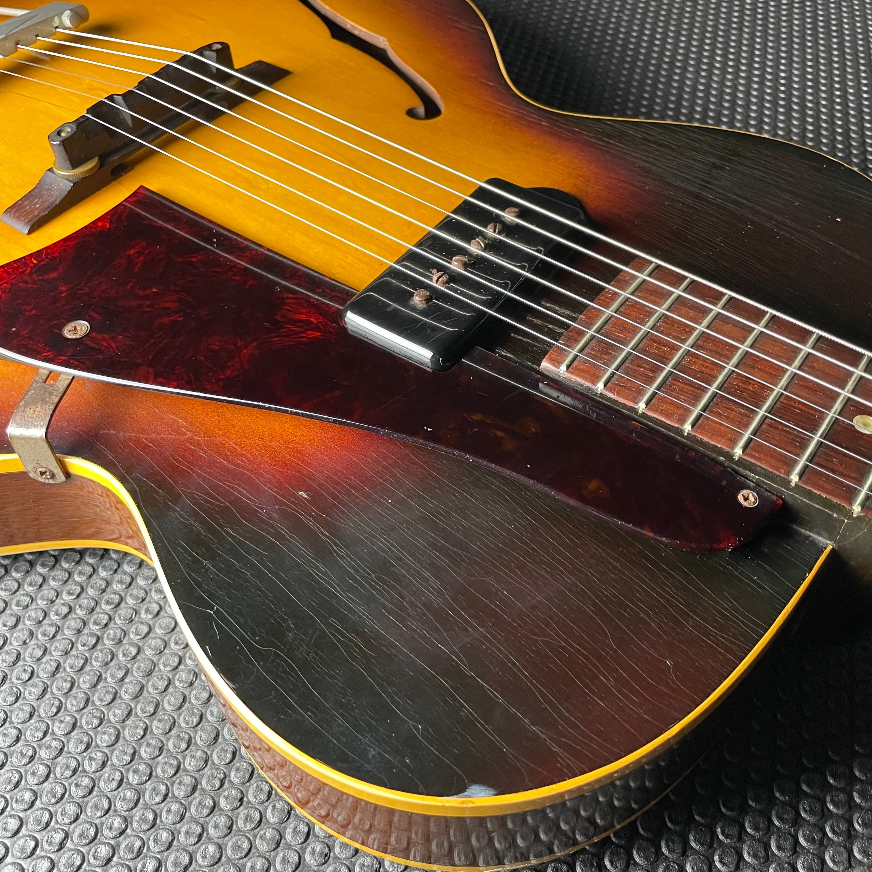 Gibson ES-125T Thinline, Hollow-Body (1957) - Metronome Music Inc.