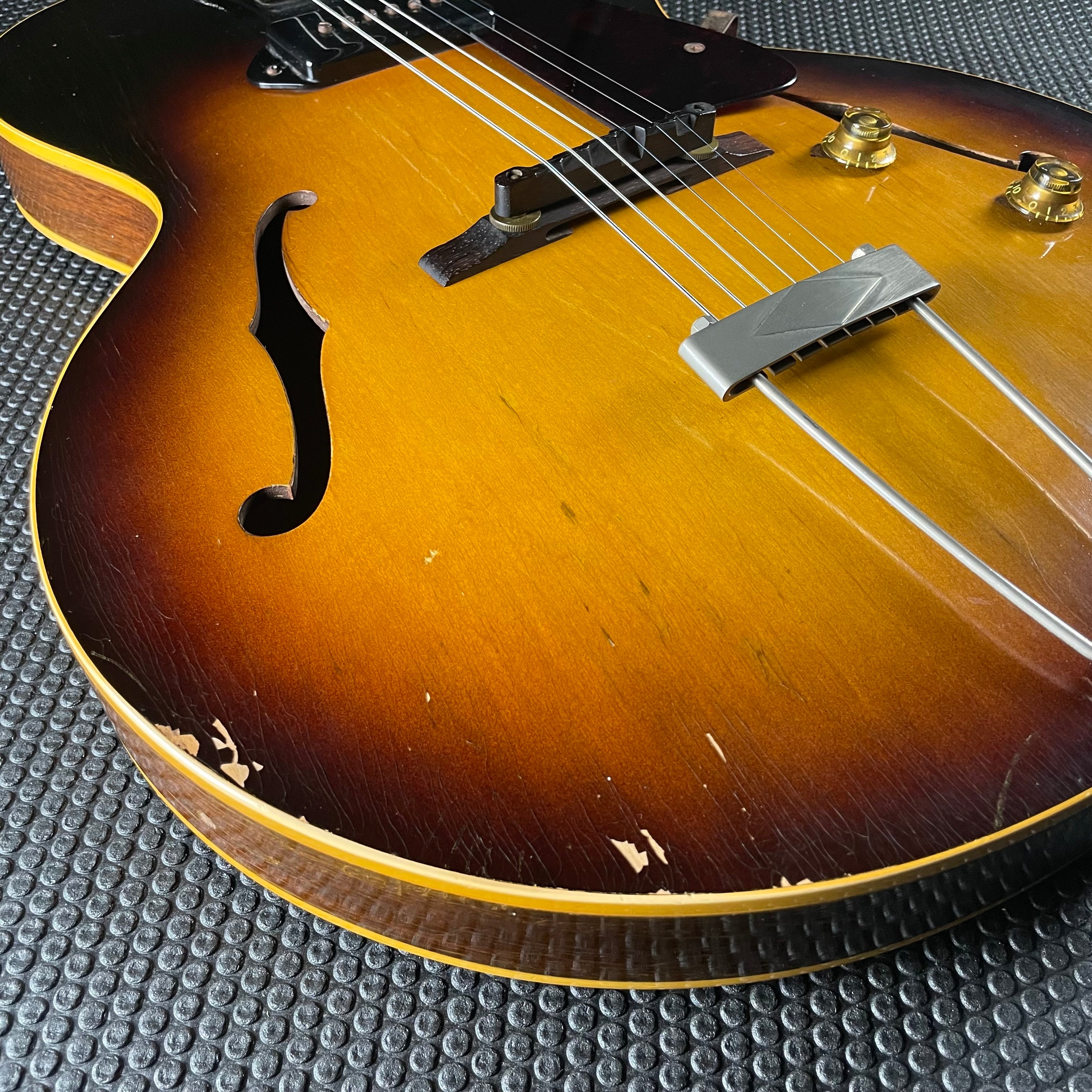 Gibson ES-125T Thinline, Hollow-Body (1957) - Metronome Music Inc.