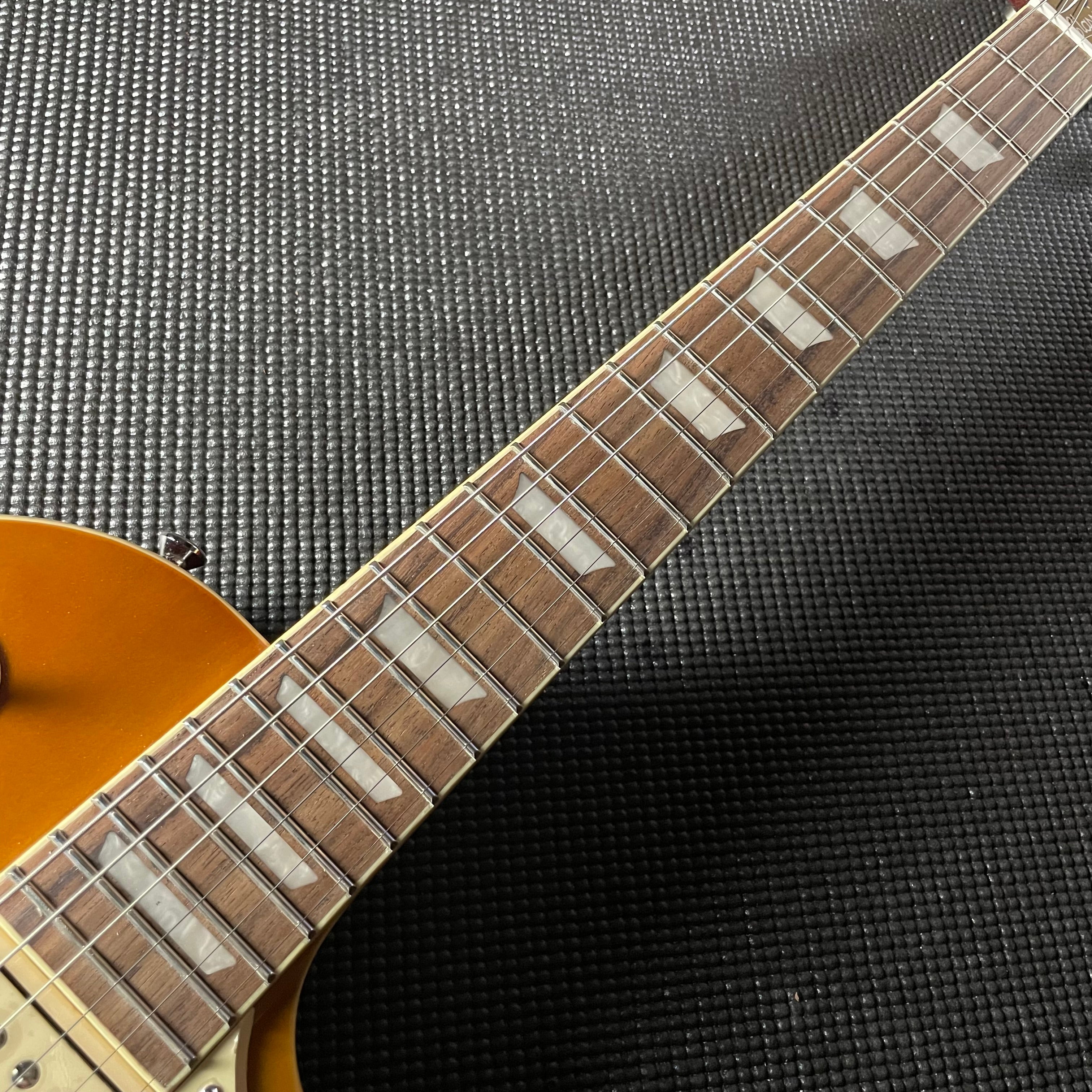 Epiphone Les Paul Classic- Honeyburst (8lbs 8oz) - Metronome Music Inc.