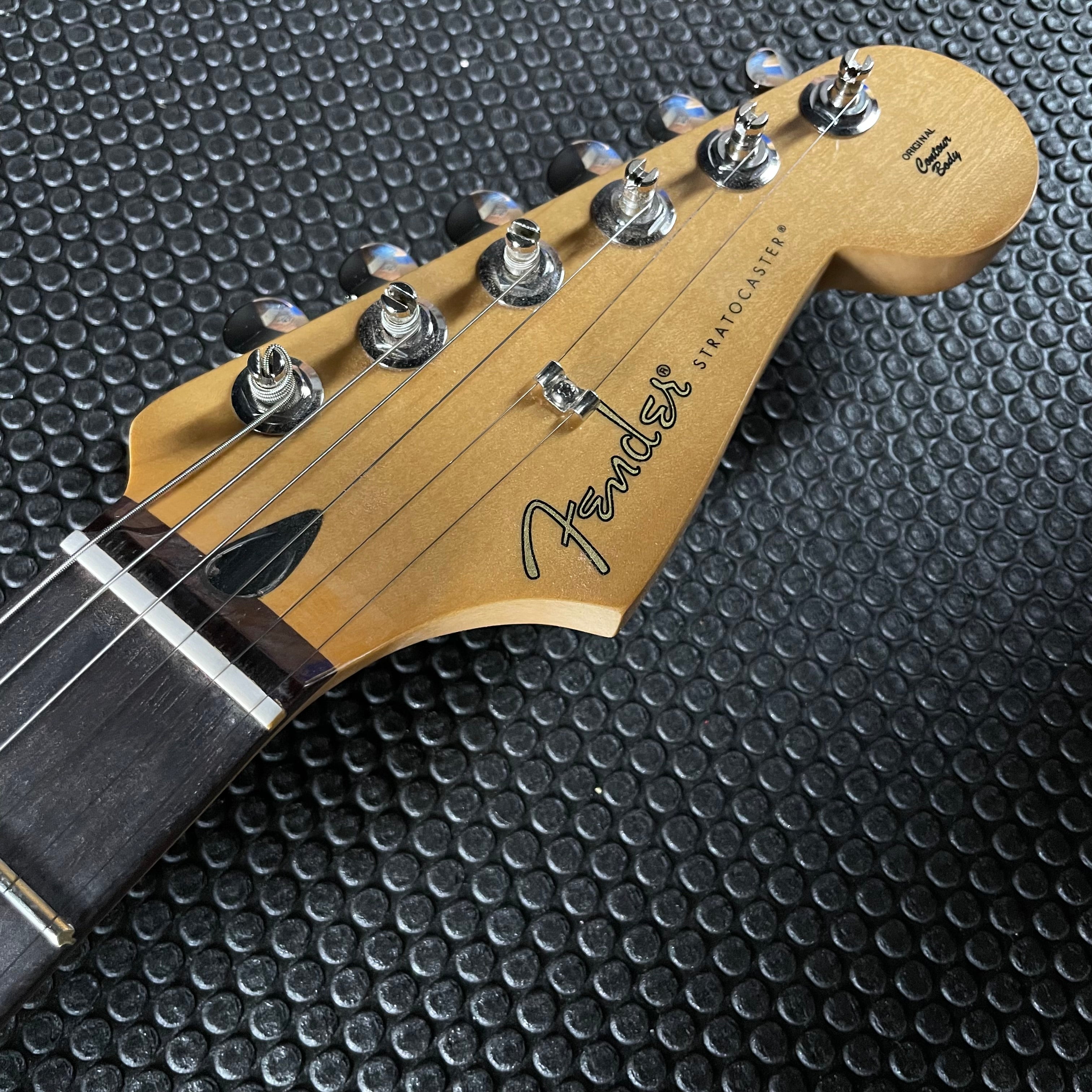 Fender Player II Stratocaster, Rosewood- Coral Red (6lbs 9oz) - Metronome Music Inc.