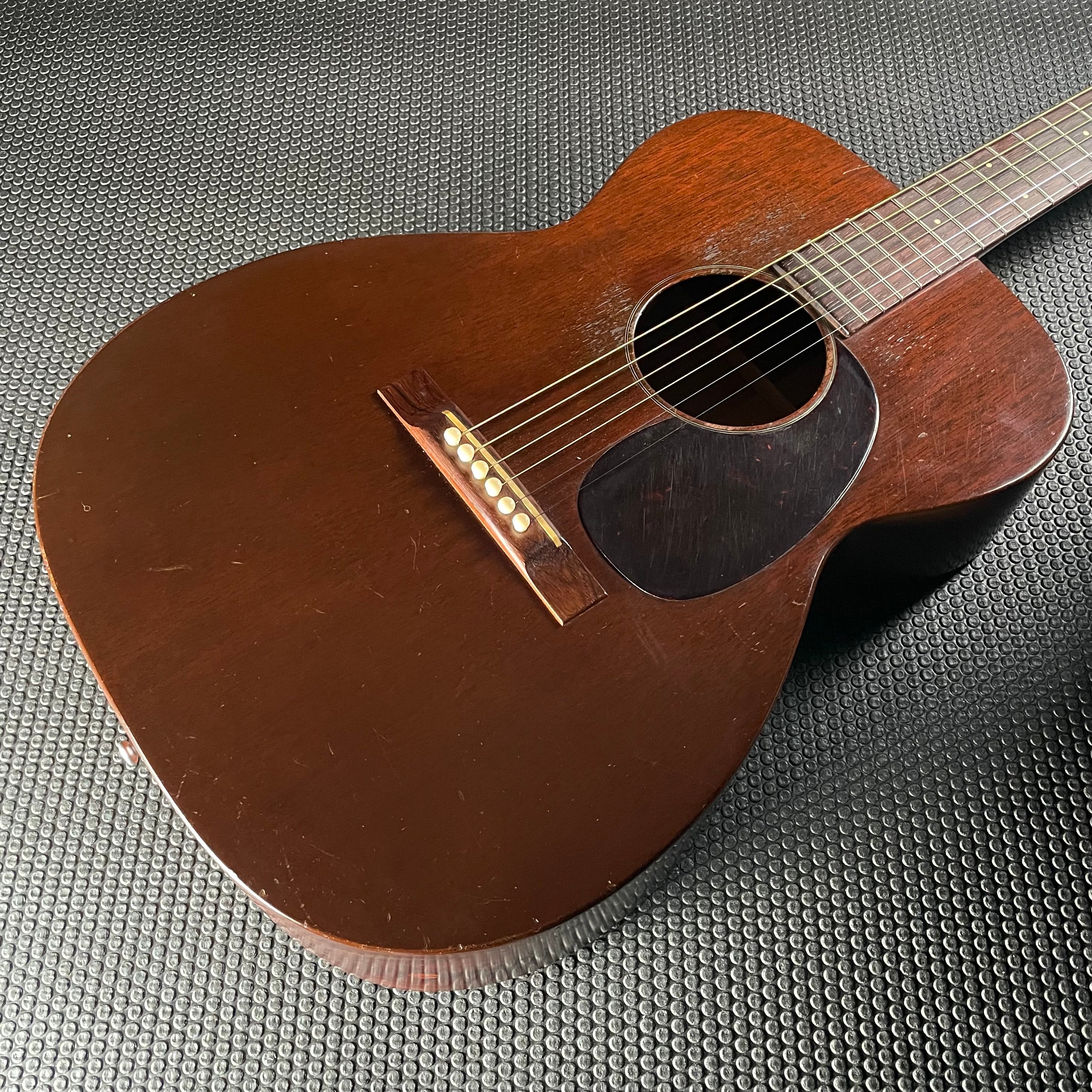C.F. Martin 00-17 Flat Top Acoustic w/Chipboard Case (1949) - Metronome Music Inc.