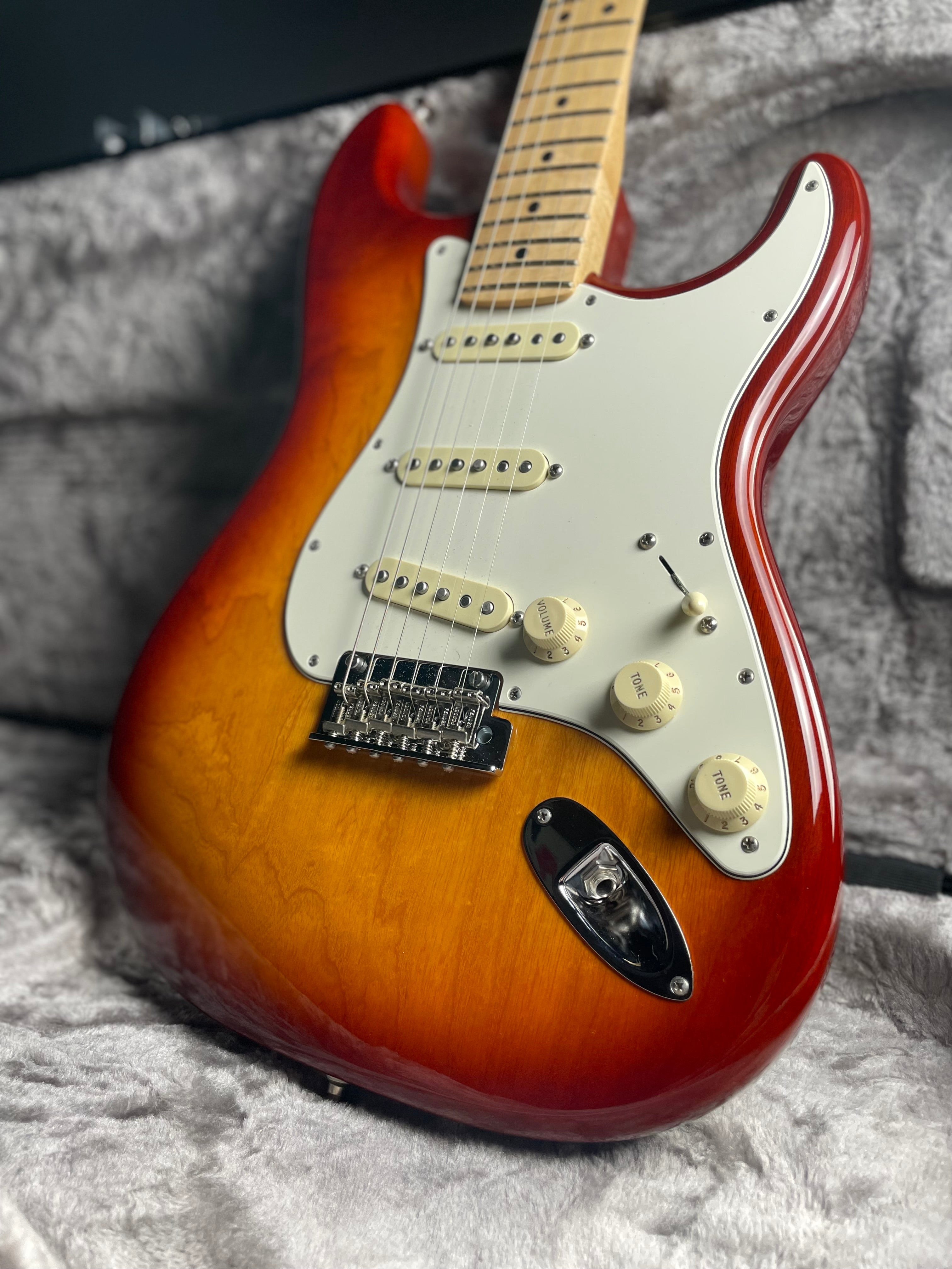 Fender American Pro Stratocaster, Ash w/OHSC - Sienna Sunburst (2016)