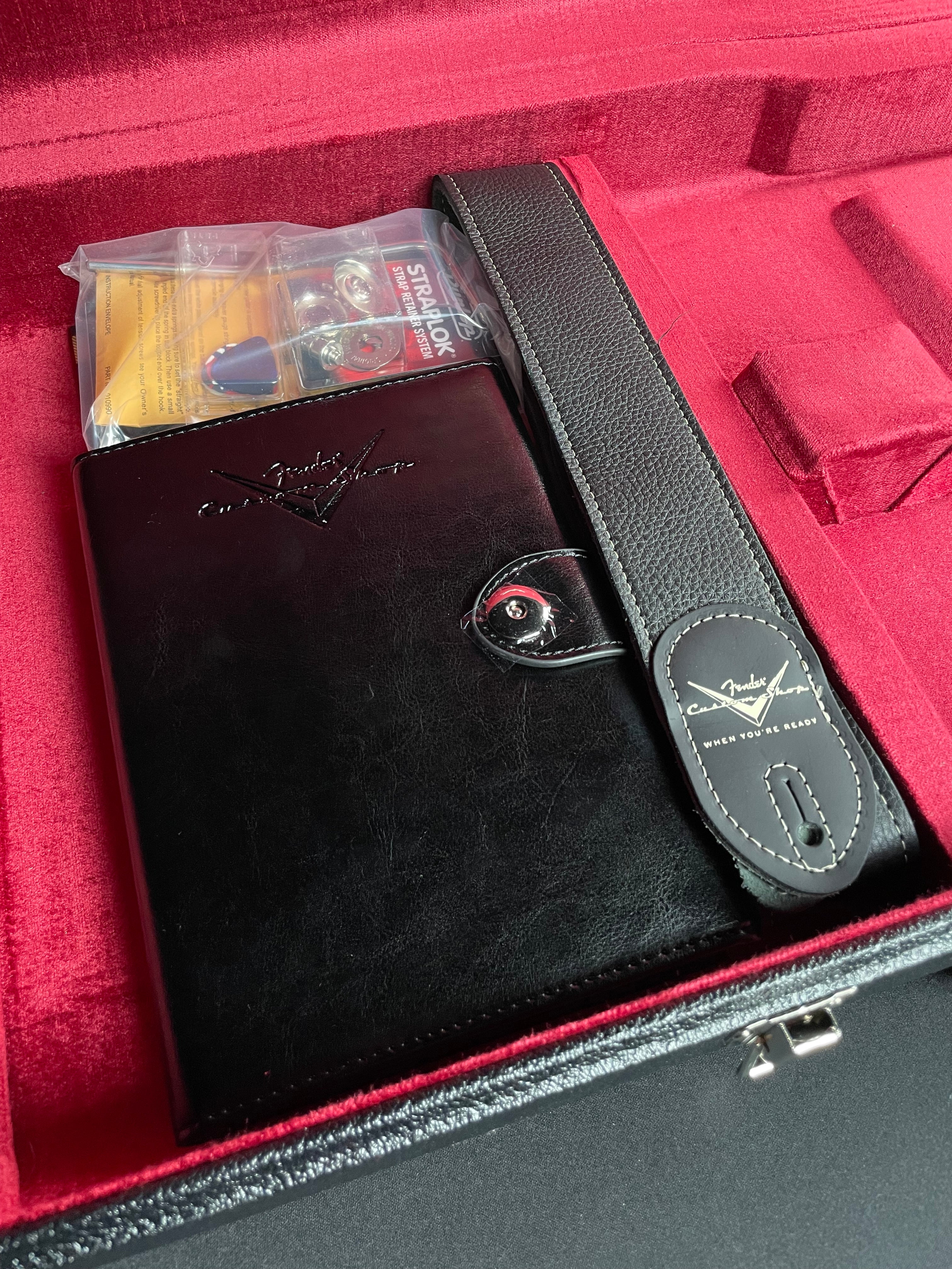 Fender Custom Shop Custom Deluxe HSS S-1 Stratocaster, Relic - Black (2025) - Metronome Music Inc.