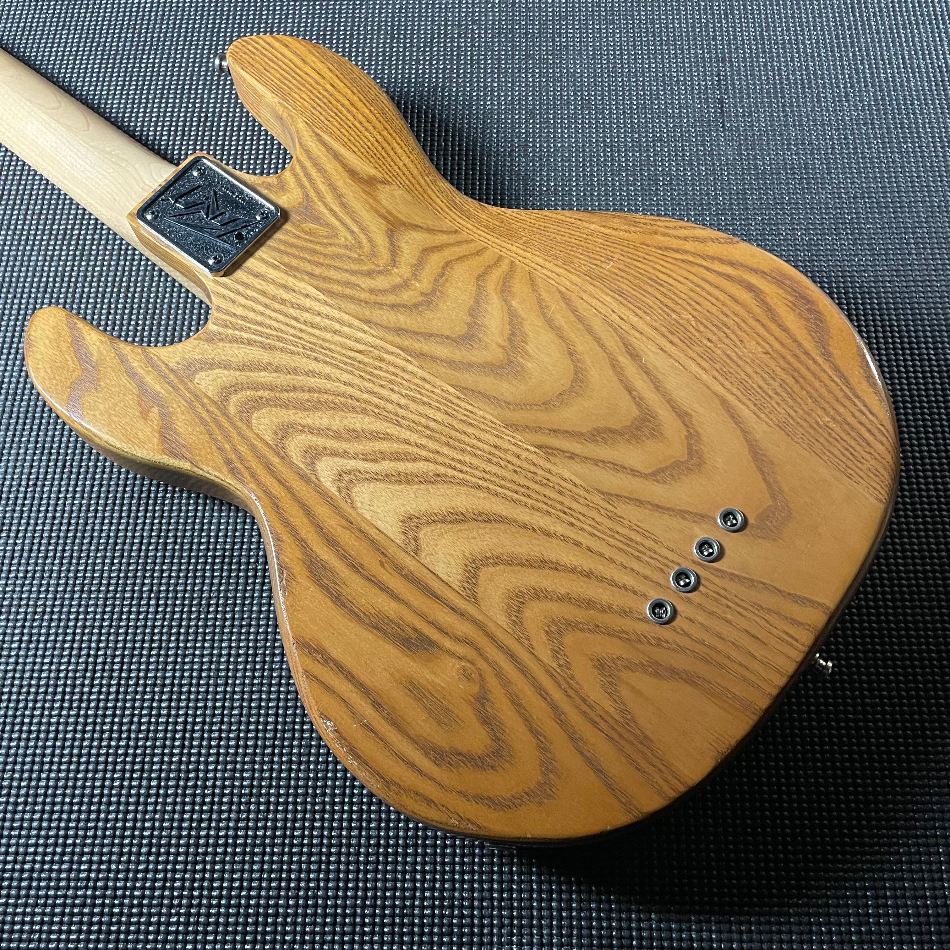 Peavy T-40 Bass Guitar w/OHSC (1982) - Metronome Music Inc.