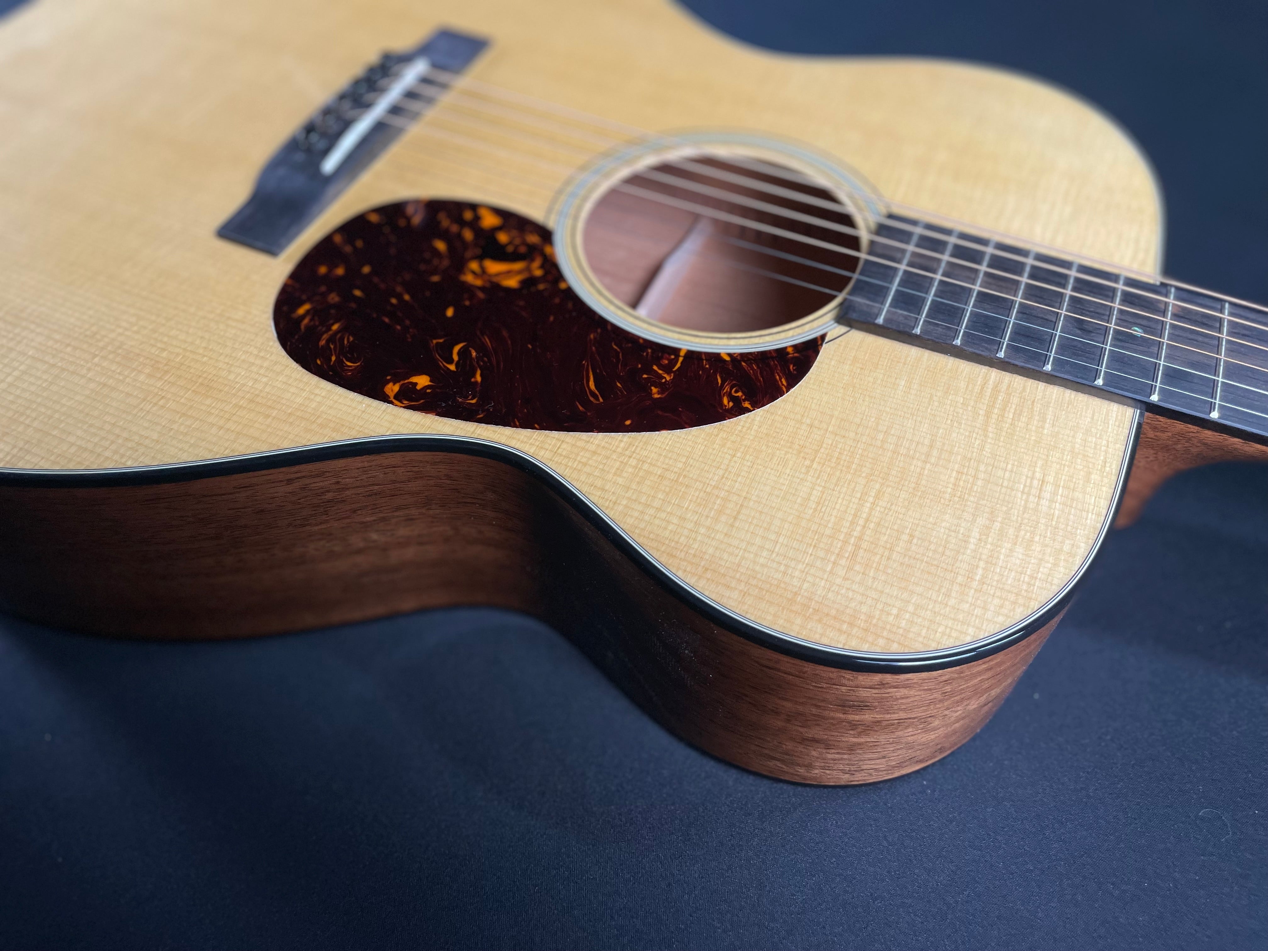 Martin 000-18 Standard w/Hardshell Case - Natural - Metronome Music Inc.