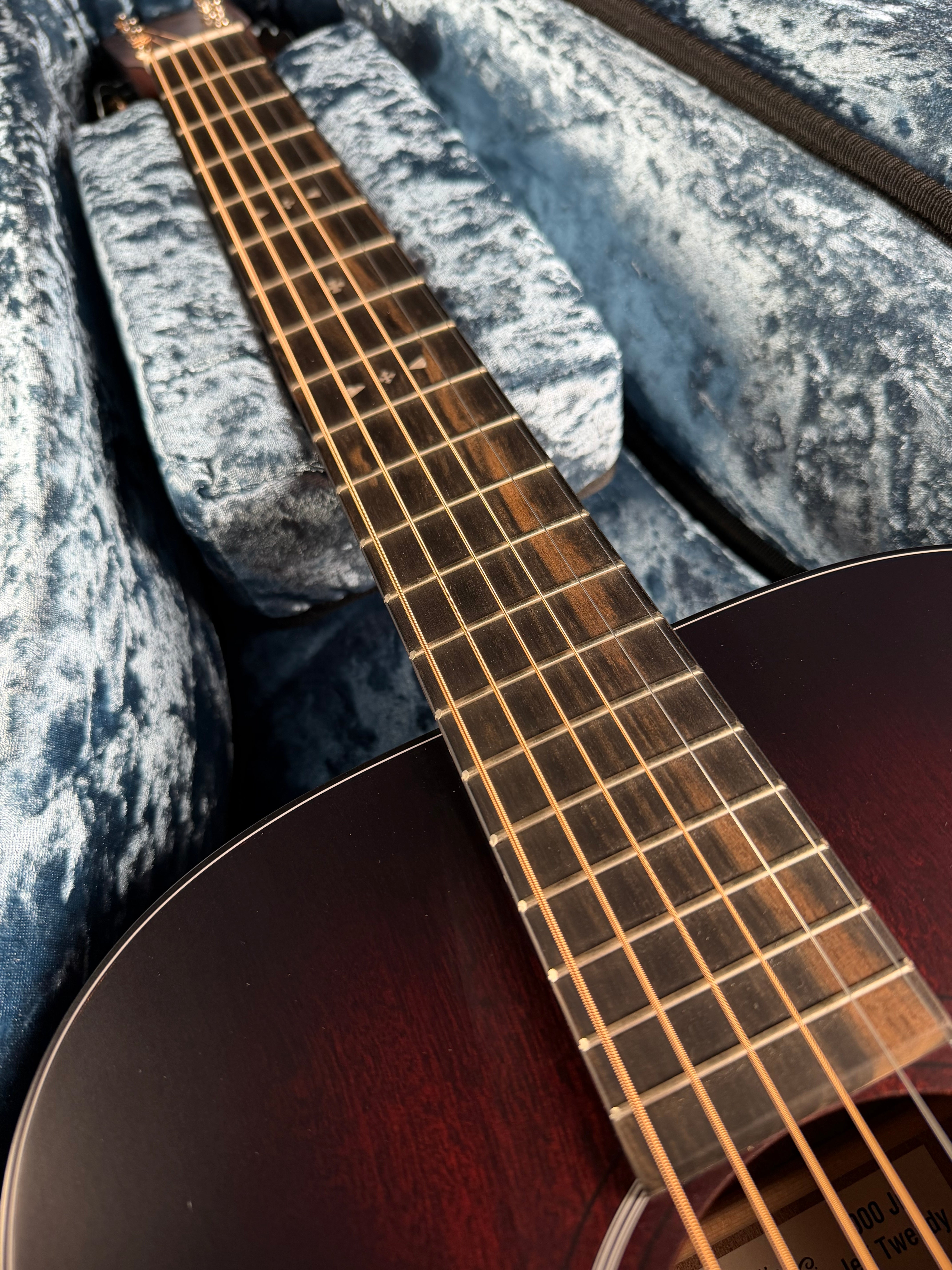 Martin 000 Jr E Jeff Tweedy w/Soft Case Dark Mahogany - Metronome Music Inc.