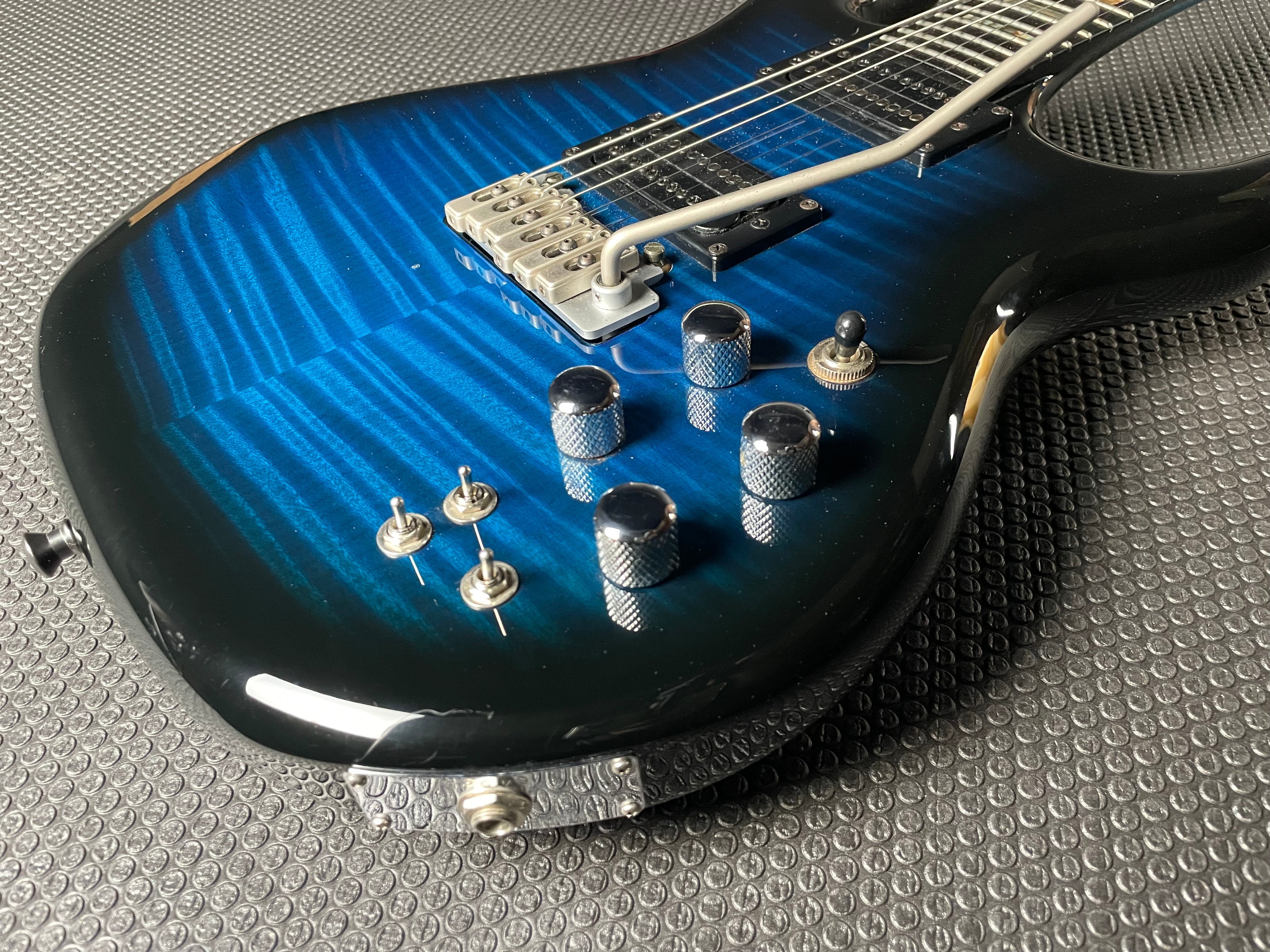 Carvin DC-400T w/Original Case - Blue Burst (2000s) - Metronome Music Inc.