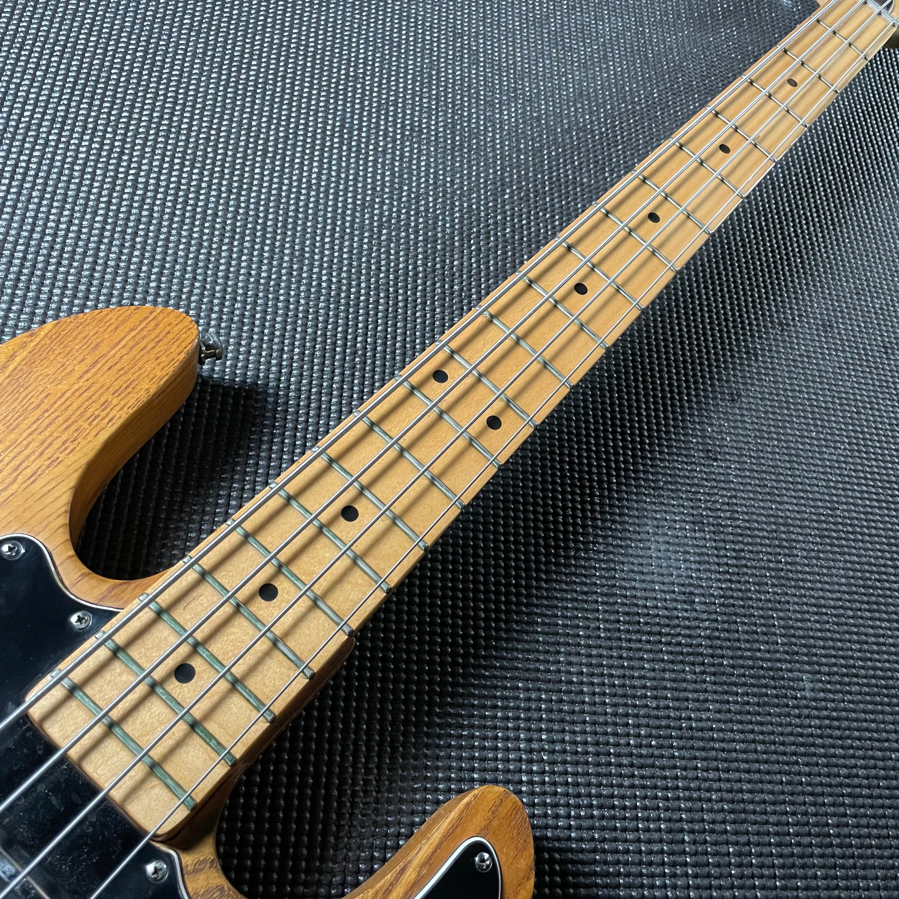 Peavy T-40 Bass Guitar w/OHSC (1982) - Metronome Music Inc.